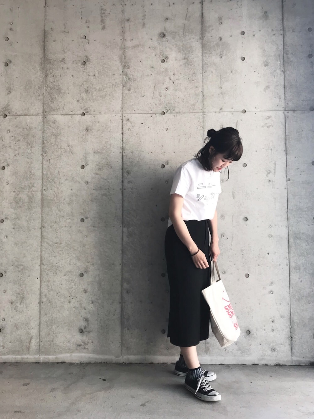 「Tシャツ、ニューシャネル、タイトスカート、モノトーン、ギンガムチェック、コンバース、トートバッグ、ママコーデ」｜「GLOBAL WORKのTRタイトスカート/776097（スカート、ブラック系）」を使った、yukoさん（レディース・170cm）の夏コーディネートの1枚目の写真