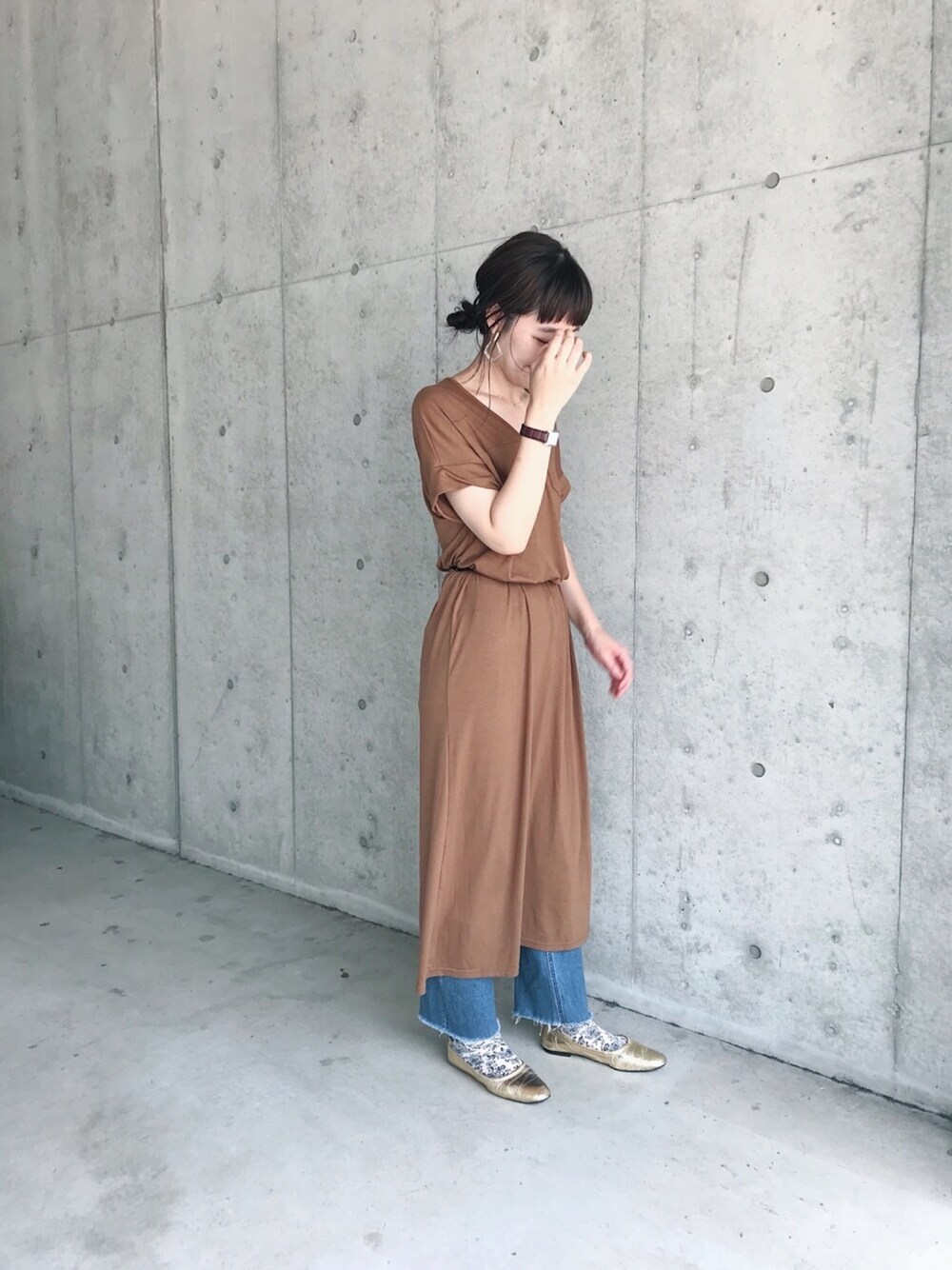 「ラクチンコーデ、ママコーデ、ママファッション、ワンピース、ブラウン、カットオフデニム、靴下、ゴールドパンプス、クリアイヤリング」｜「SMELLYのダイヤガタクリアイヤリング（イヤリング、その他）」を使った、yukoさん（レディース・170cm）の夏コーディネートの1枚目の写真