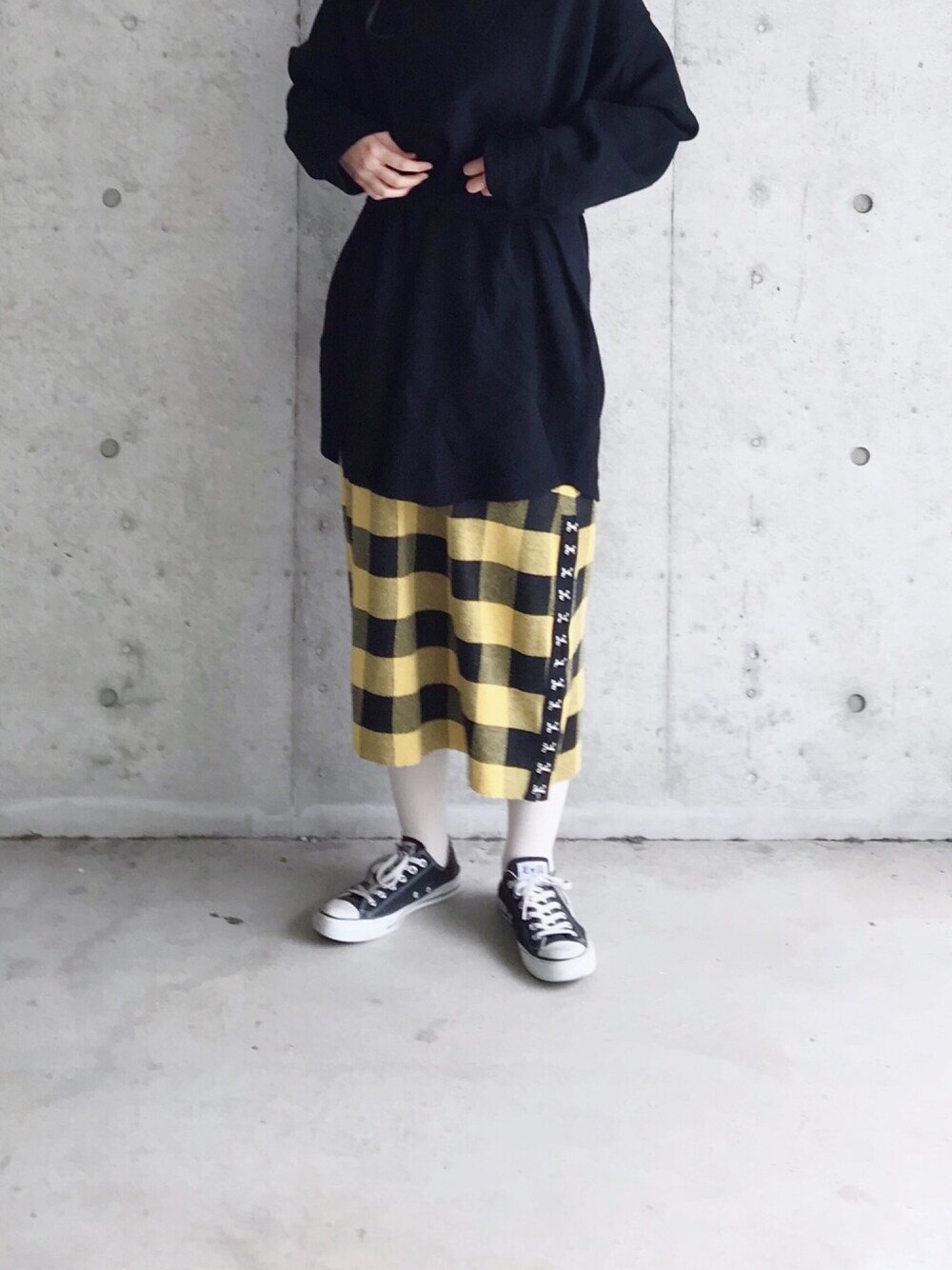 「アイラブCONVERSE、スニーカーコーデ、ママコーデ、ZARA、ザラジョ、黒ニット、チェックスカート、シンプル、白タイツ、リブタイツ」｜「ZARAのアイテム（ニット/セーター、ブラック系）」を使った、yukoさん（レディース・170cm）の冬コーディネートの1枚目の写真