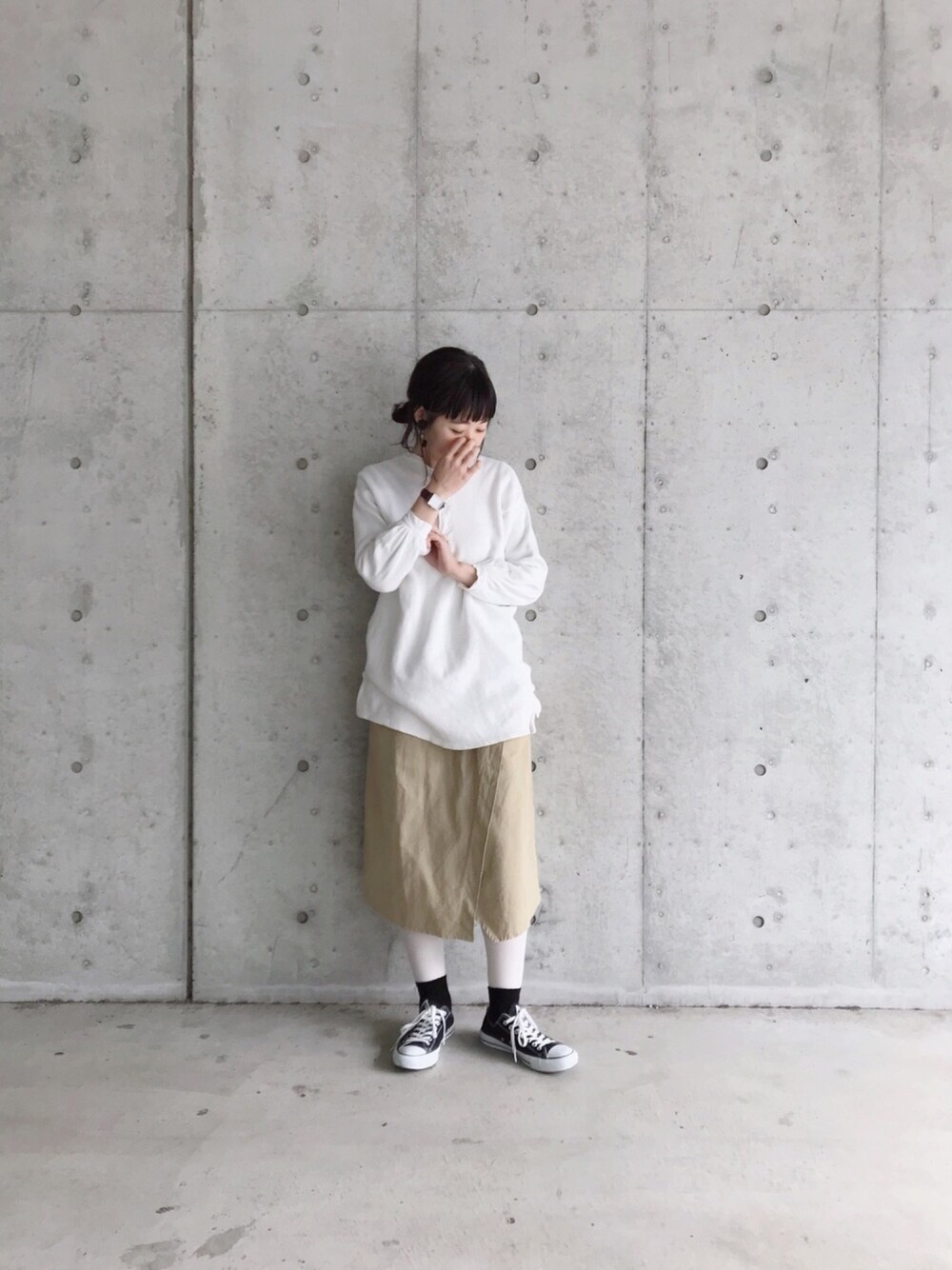 「ママコーデ、大人カジュアル、カジュアル、converse、白タイツ、重ね履き、スカート、古着」｜「古着のアイテム（トップス、ホワイト系）」を使った、yukoさん（レディース・170cm）の冬コーディネートの1枚目の写真