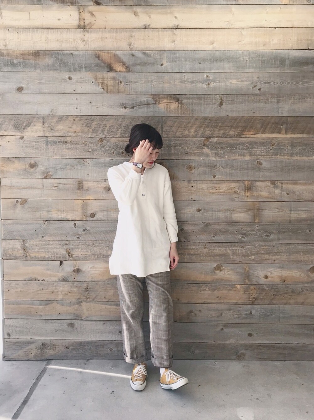 「シンプル、converse、カジュアルコーデ、古着、白タイツ、ママコーデ、大人カジュアル、チェックパンツ」｜「古着のアイテム（トップス、ホワイト系）」を使った、yukoさん（レディース・170cm）の冬コーディネートの1枚目の写真