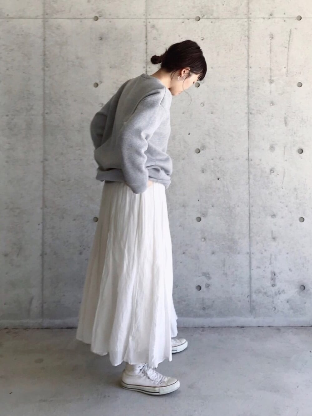 「春コーデ、オトナカジュアル、シンプル、ロングスカート、ハイカットスニーカー、converse、高身長女子、ママコーデ、シルバーアクセサリー、白スニーカー」｜「KBF+のKBF+ ミラノリブチュニック（ニット/セーター、グレー系）」を使った、yukoさん（レディース・170cm）の春コーディネートの1枚目の写真