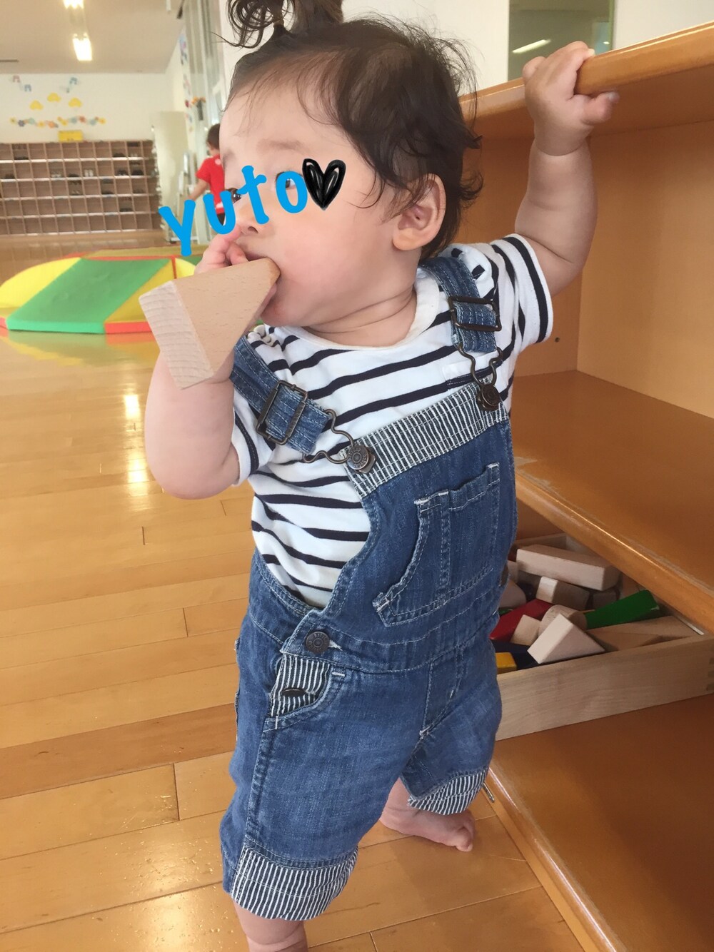 「ベビーコーデ、キッスコーデ、男の子コーデ、おとこのこ、０歳、9ヶ月」｜「GAPのGap ストライプ半袖ポケットボディスーツ（ロンパース、ホワイト系）」を使った、yutoさん（キッズ・70cm）の夏コーディネートの1枚目の写真
