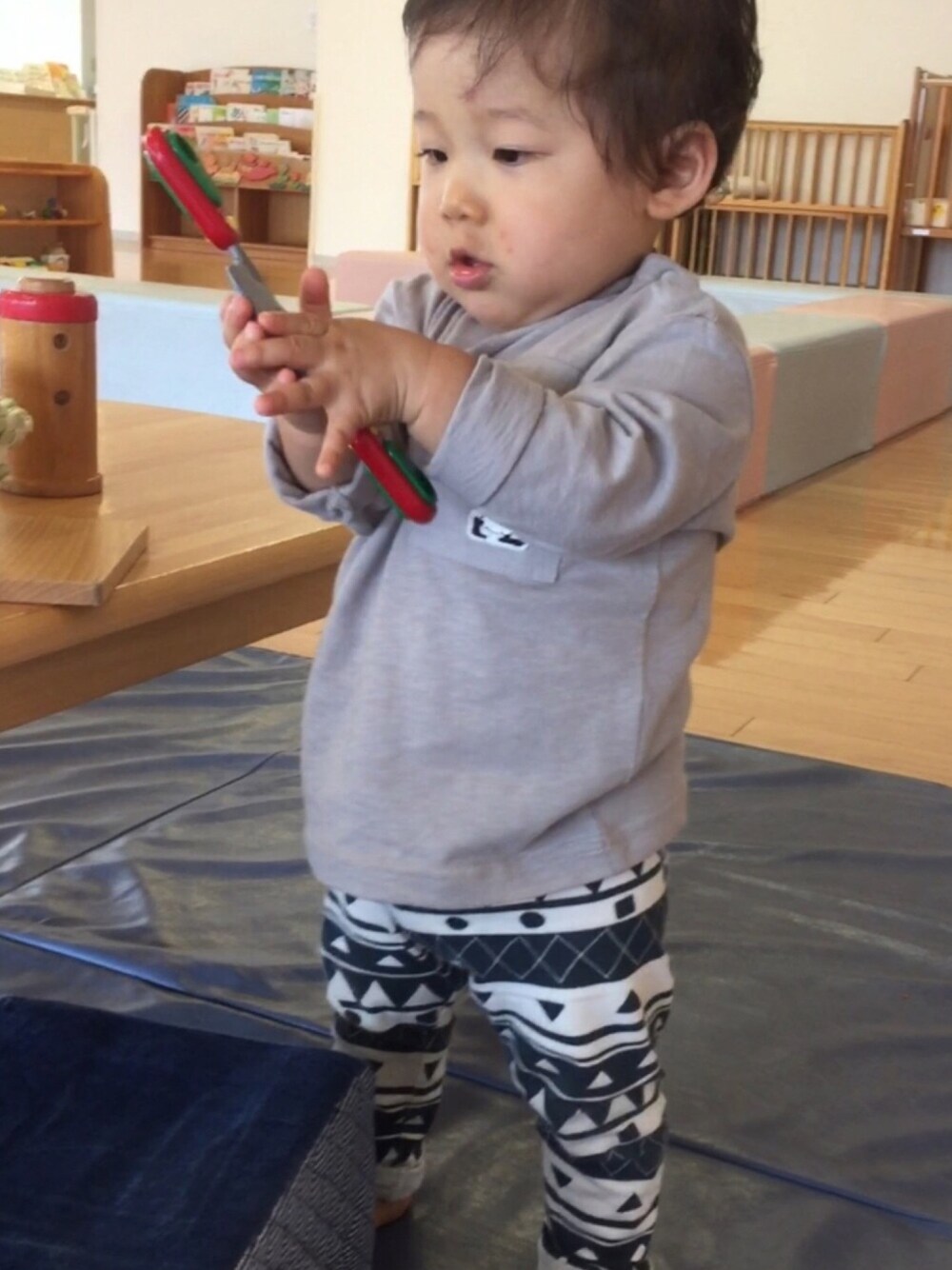 「キッズコーデ、男の子コーデ、男の子、おとこのこ、1歳」｜「BREEZEの3柄スパッツ(10分丈)（レギンス/スパッツ、ホワイト系）」を使った、yutoさん（キッズ・80cm）の秋コーディネートの1枚目の写真
