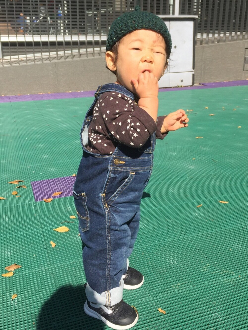 「キッズコーデ、男の子コーデ、男の子、おとこのこ、1歳1ヶ月」｜「Handmadeのアイテム（ニットキャップ/ビーニー、グリーン系）」を使った、yutoさん（キッズ・80cm）の秋コーディネートの1枚目の写真