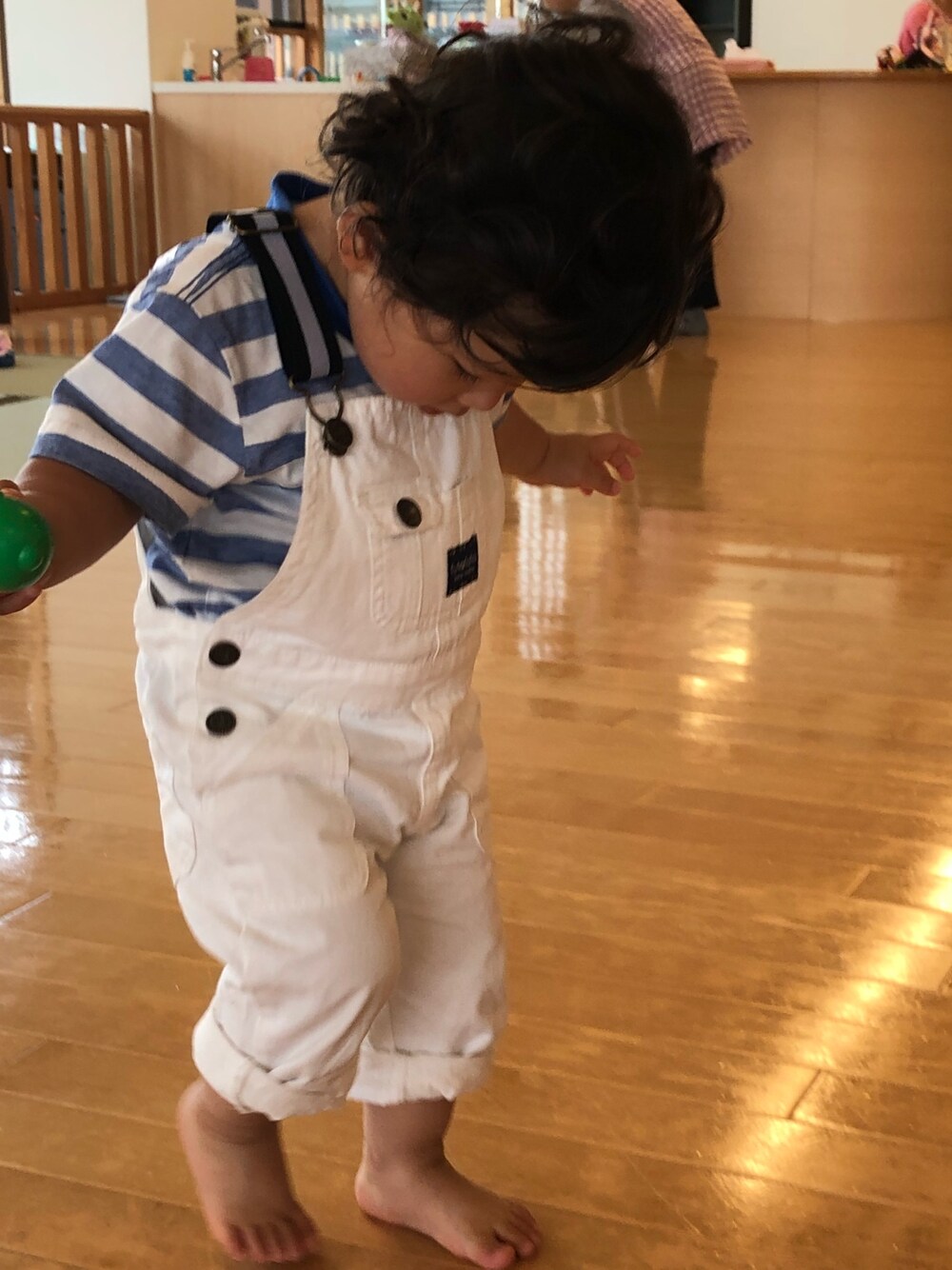 「キッズコーデ、キッズファッション、ベビーコーデ、男の子コーデ、男の子、1歳、１歳８ヶ月」｜「Birthdayのアイテム（サロペット/オーバーオール、ホワイト系）」を使った、yutoさん（キッズ・80cm）の春コーディネートの1枚目の写真