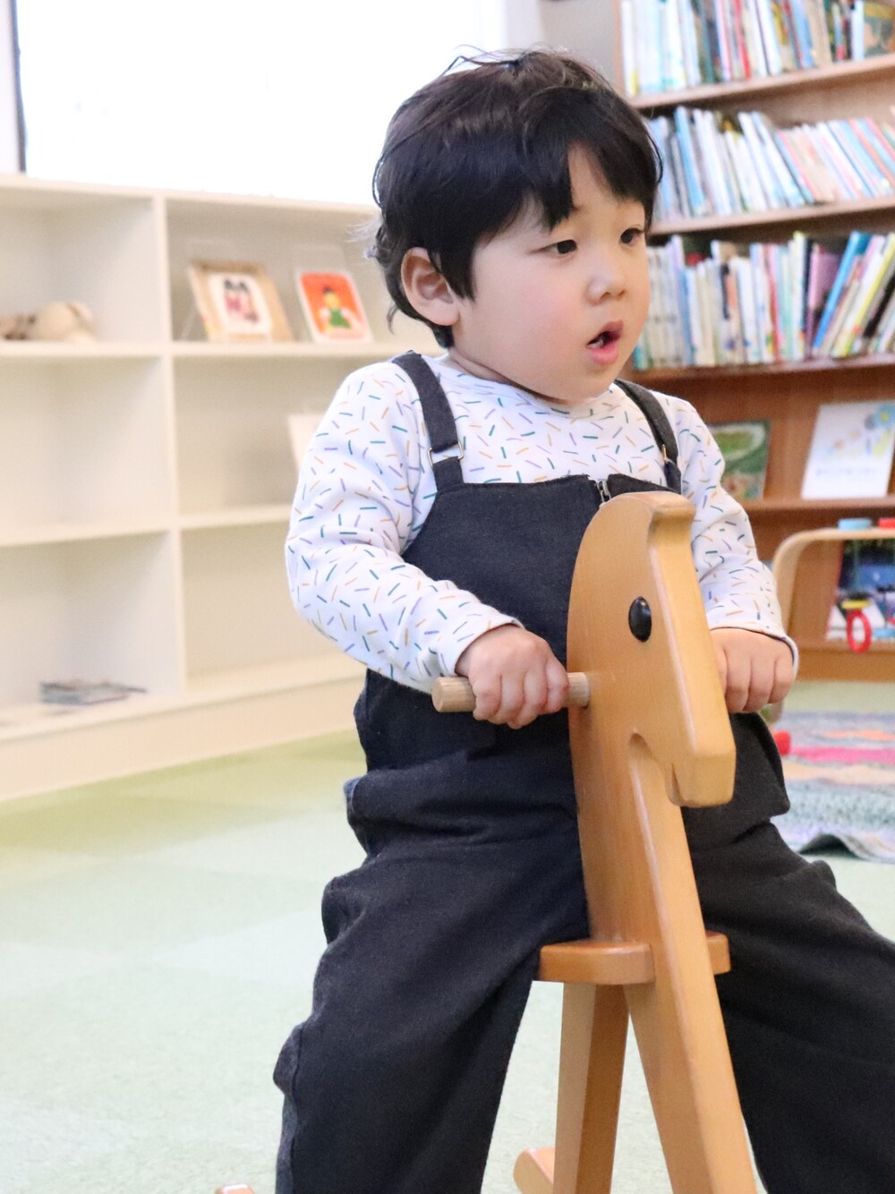 「キッズファッション、キッズコーデ、男の子、男の子コーデ、2歳」｜「BREEZEのアイテム（オールインワン・サロペット、グレー系）」を使った、yutoさん（キッズ・90cm）の冬コーディネートの1枚目の写真