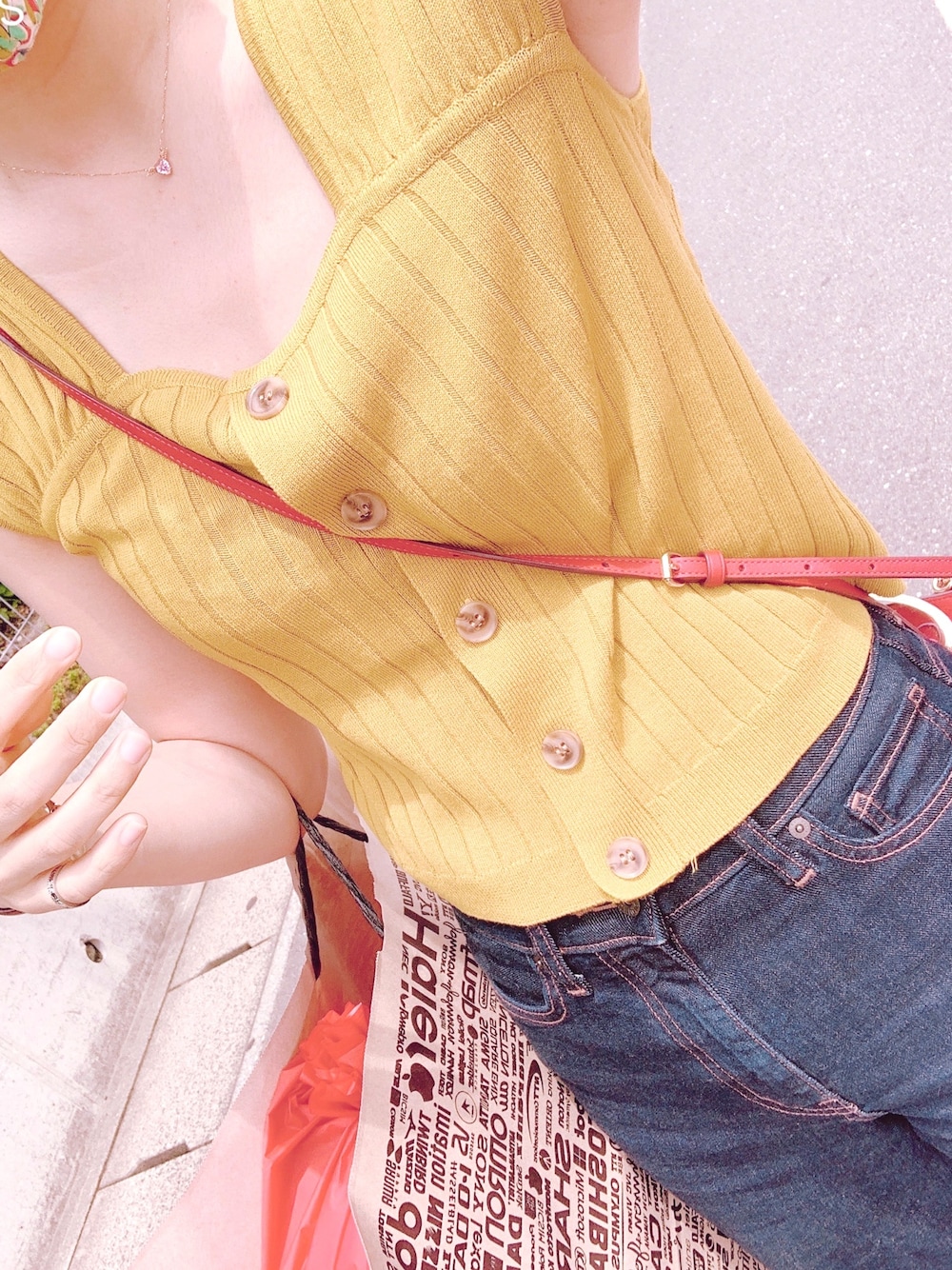 「休日スタイル」｜「archivesの強撚レーヨン前開きキャミニットTOPS（ニット/セーター、イエロー系）」を使った、ぷりんさん（レディース・162cm）の夏コーディネートの1枚目の写真