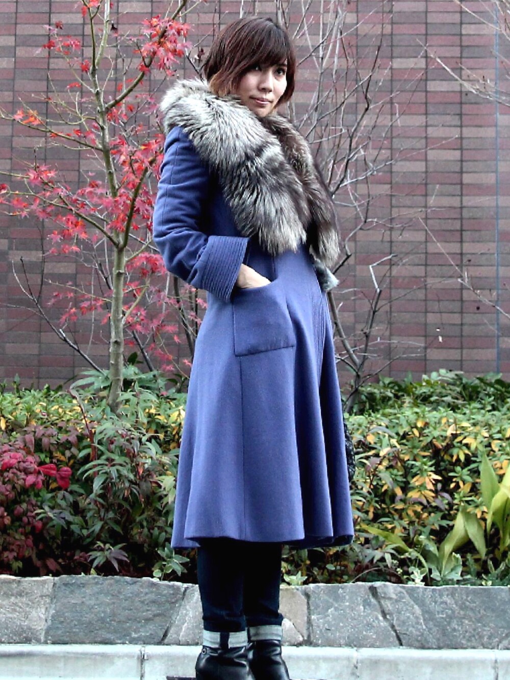 「冬コーデ、ロングコート、アルマーニ、古着、古着コーデ、古着MIX、大人カジュアル、きれいめカジュアル、キレイめ」｜「GIORGIO ARMANIのアイテム（チェスターコート、ブルー系）」を使った、Renaさん（レディース・158cm）の秋コーディネートの1枚目の写真