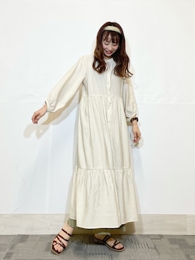 「フラワープリント」｜「アイテム（ヘアアクセサリー）」を使った、かっしーさん（レディース・165cm）の春コーディネート