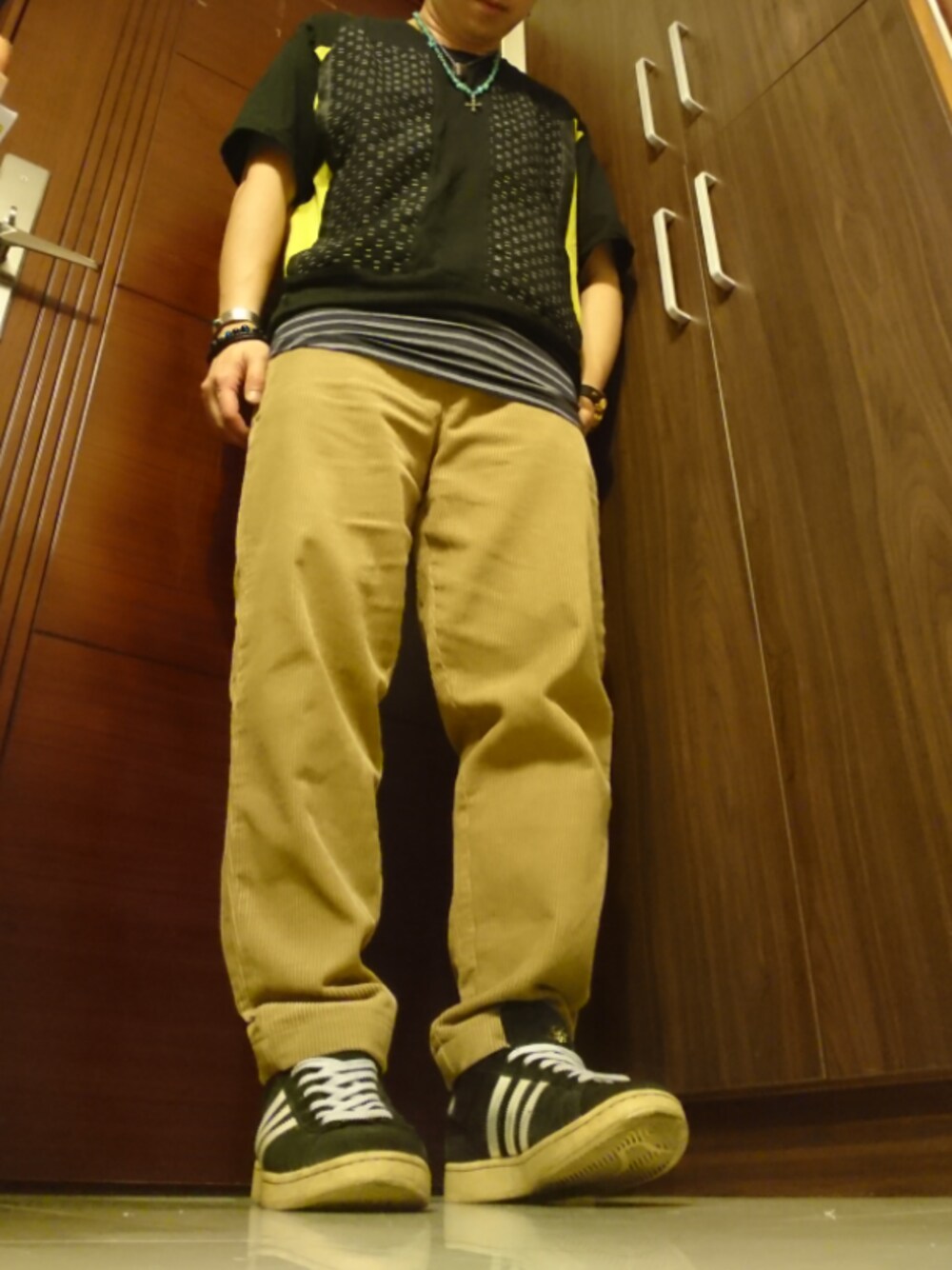 「ZARAのアイテム（チノパンツ、イエロー系）」を使った、mike_jan_lamさん（メンズ・170cm）の冬コーディネートの1枚目の写真