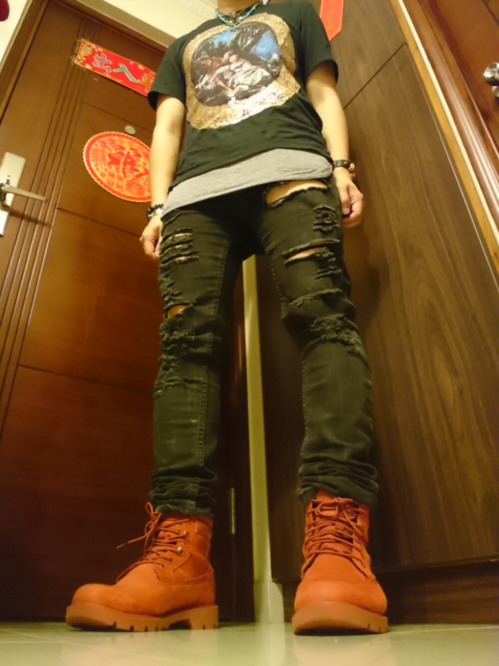 「at home」｜「Vivienne Westwoodのアイテム（Tシャツ/カットソー、ブラック系）」を使った、mike_jan_lamさん（メンズ・170cm）の春コーディネートの1枚目の写真