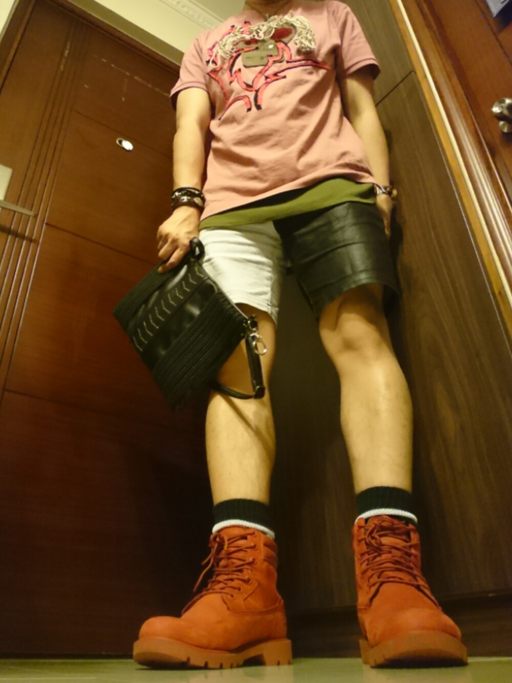 「Vivienne Westwoodのアイテム（Tシャツ/カットソー、ピンク系）」を使った、mike_jan_lamさん（メンズ・170cm）の春コーディネートの1枚目の写真