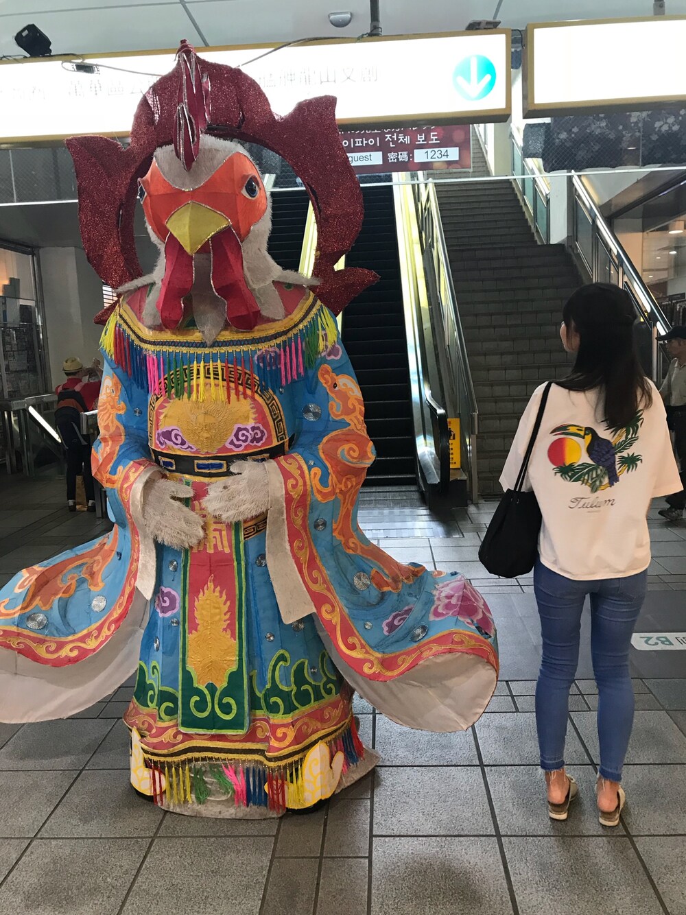 「大人カジュアル、カジュアル、台湾、海外旅行、デニムパンツ、ラクチンコーデ」｜「ZARAのアイテム（デニムパンツ、ブルー系）」を使った、maaaiさん（レディース・165cm）の秋コーディネートの1枚目の写真