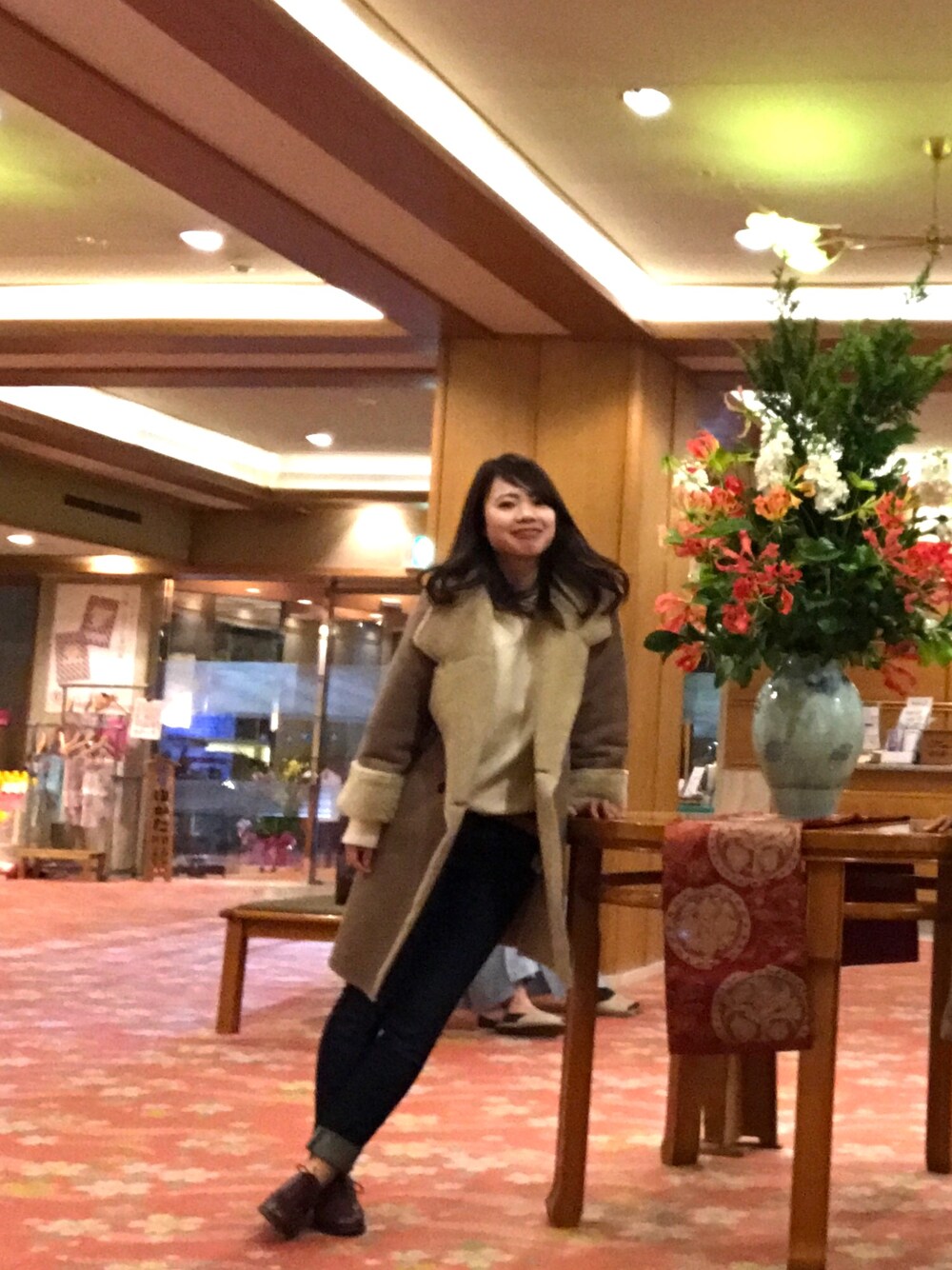 「大人カジュアル、カジュアル、旅行、デニムパンツ、一泊二日、休日スタイル、ラクチンコーデ」｜「RAGEBLUEの【ウール100％】ブラッシュドウールクルー/554231（ニット/セーター、ホワイト系）」を使った、maaaiさん（レディース・165cm）の冬コーディネートの1枚目の写真