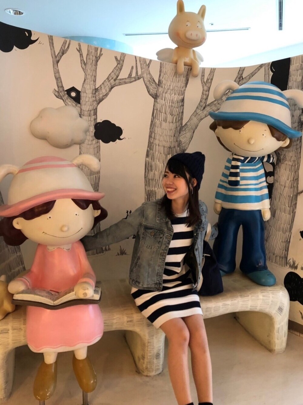 「カジュアルコーデ、台湾旅行、スニーカーコーデ、シンプルコーデ、コンバース、プチプラ、ユニクロ」｜「UNIQLOのワイドボーダーワンピース（9分袖）（ワンピース、ホワイト系）」を使った、maaaiさん（レディース・165cm）の冬コーディネートの1枚目の写真