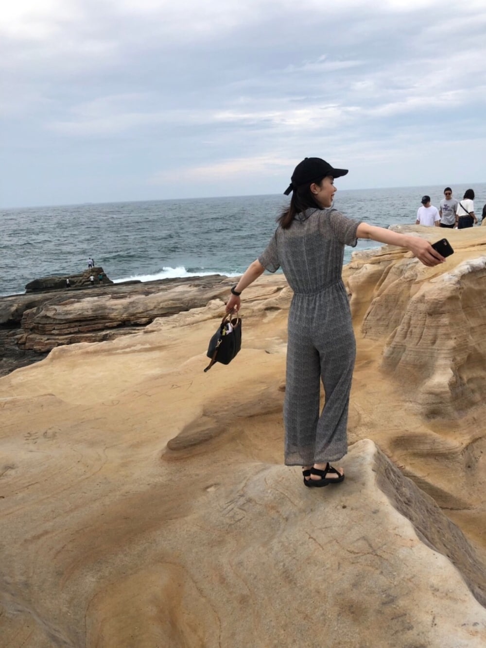 「モノトーン、モノトーンコーデ、秋コーデ、オトナカジュアル、カジュアルコーデ、シンプル、一泊旅行、海コーデ」｜「VANSのWEGO/VANS ロングストラップLOWキャップ（キャップ、ブラック系）」を使った、maaaiさん（レディース・165cm）の夏コーディネートの1枚目の写真