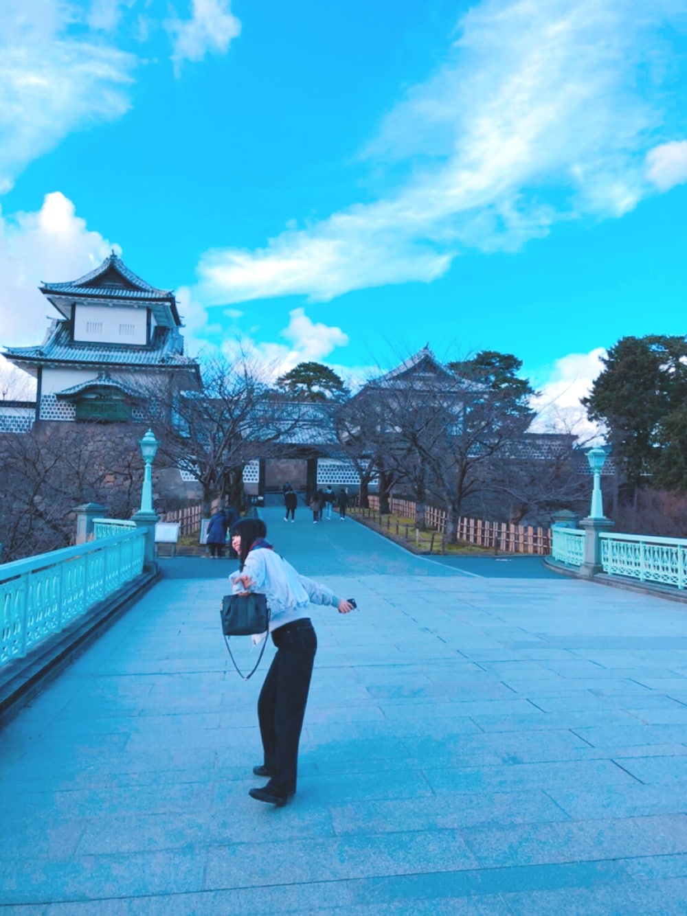 「シンプルコーデ、オトナ女子、プチプラ、パンツスタイル、一泊旅行、旅行」｜「KBFのKBF タックワイドデニム（デニムパンツ、ブラック系）」を使った、maaaiさん（レディース・165cm）の冬コーディネートの1枚目の写真