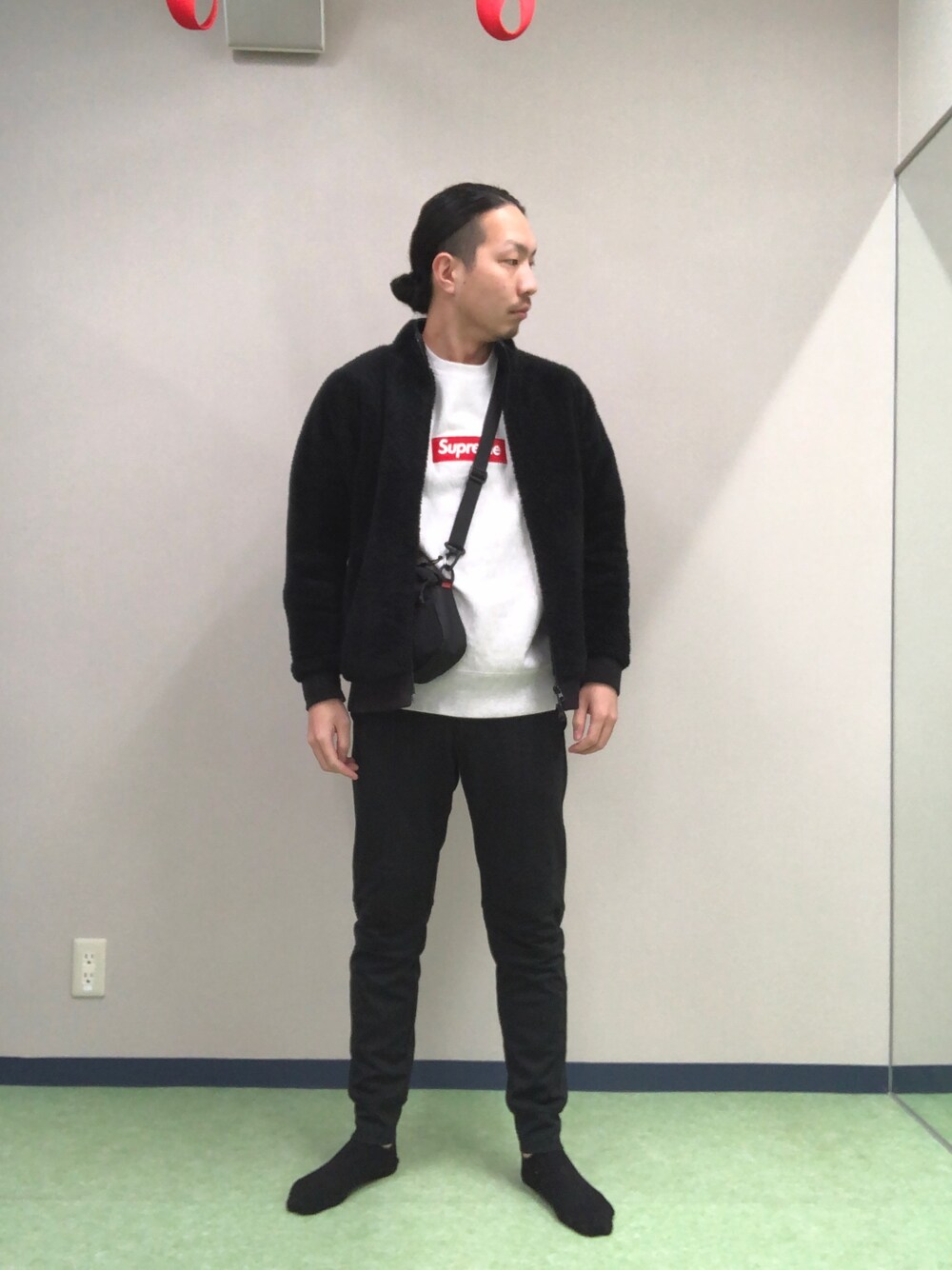 Supreme のスウェットを使った「ジョガーパンツ」の人気ファッション
