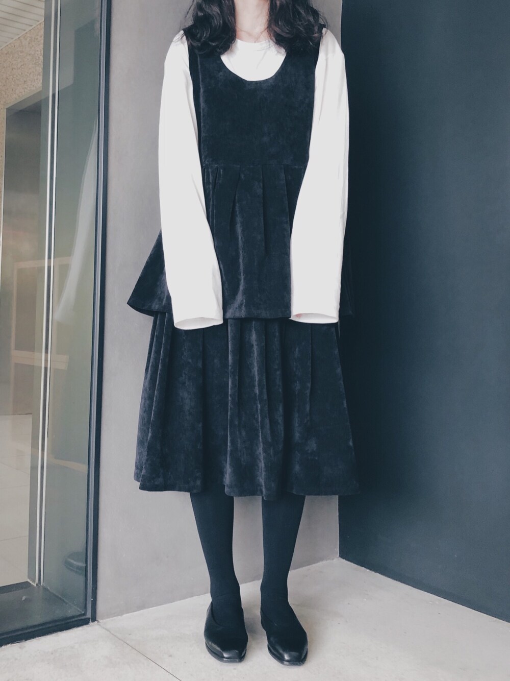 「yohji yamamoto pour homme、onepiece、dress、layers、CAMPER、ootd、long sleeve、black and white」｜「卜のアイテム（ワンピース、ブラック系）」を使った、Ethel C. さん（レディース・165cm）の冬コーディネートの1枚目の写真