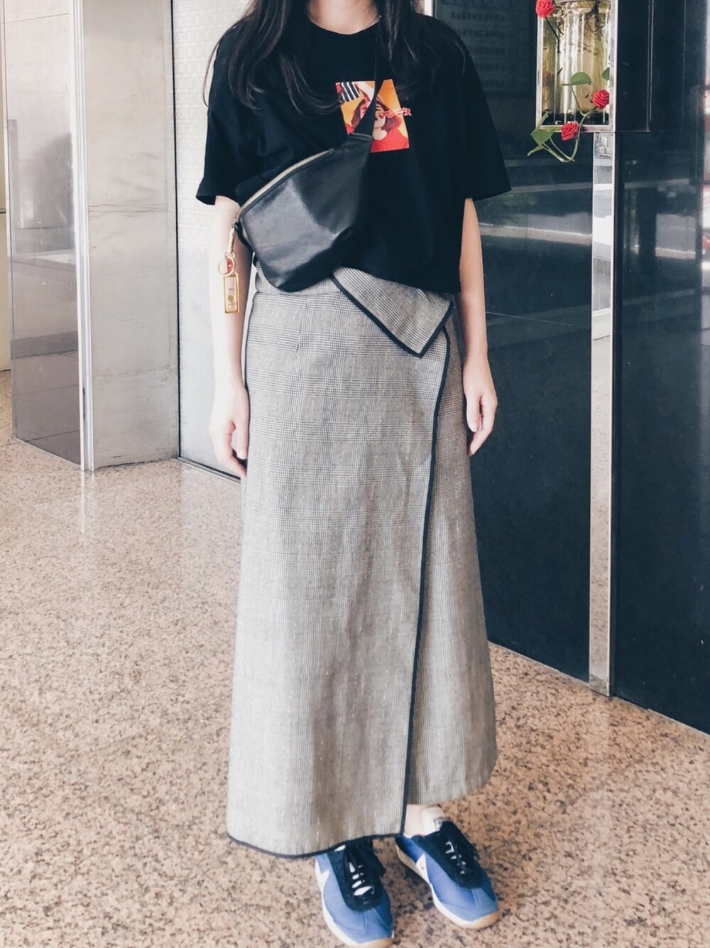 「ootd、wrap、tricot COMME des GARCONS、le coq sportif、cropped top、Tshirts、beltbag、leather bag、PRADA」｜「COMME des GARCONSのアイテム（その他パンツ、ブラウン系）」を使った、Ethel C. さん（レディース・165cm）の冬コーディネートの1枚目の写真