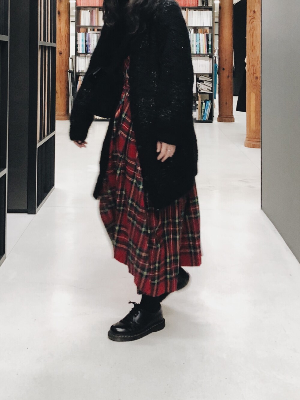 「ootd、Tartan 、asymmetric、Dr.Martens、red、black、pleated skirt、knitwear」｜「no brandのアイテム（その他アウター、ブラック系）」を使った、Ethel C. さん（レディース・165cm）の冬コーディネートの1枚目の写真