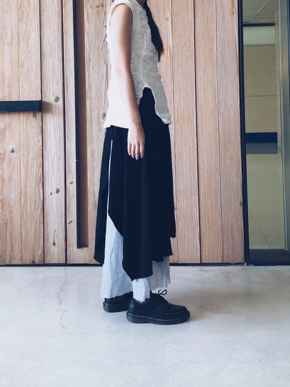 「ootd、fashion、hot、Dr.Martens、skirt、longskirt、black and white」｜「no brandのアイテム（タンクトップ、ホワイト系）」を使った、Ethel C. さん（レディース・165cm）の冬コーディネートの1枚目の写真