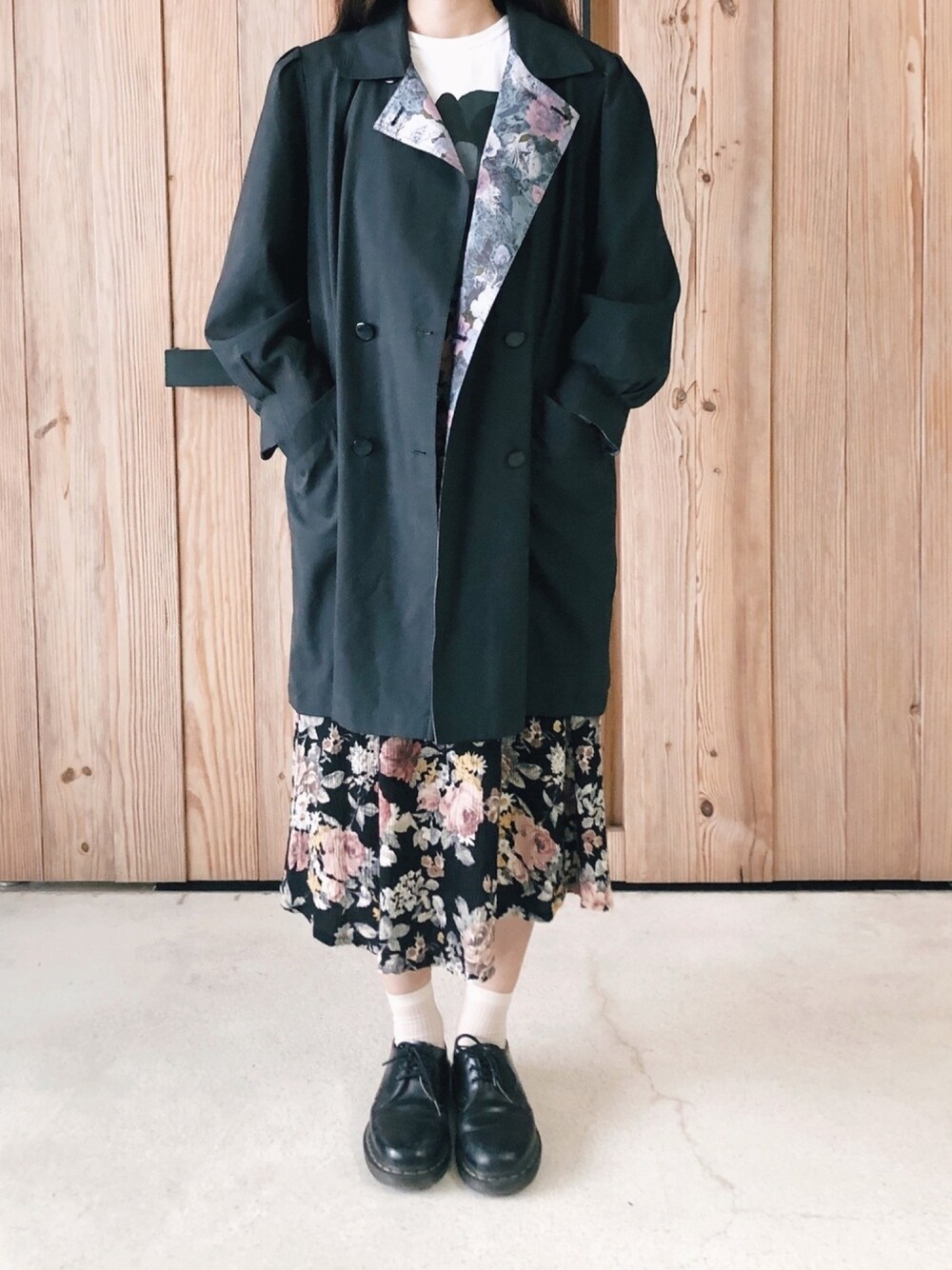 「ootd、fashion、vintage、floral、skirt、BLACKcommedesgarcons、COMME des GARCONS、Dr.Martens、coat」｜「no brandのアイテム（トレンチコート、ブラック系）」を使った、Ethel C. さん（レディース・165cm）の秋コーディネートの1枚目の写真