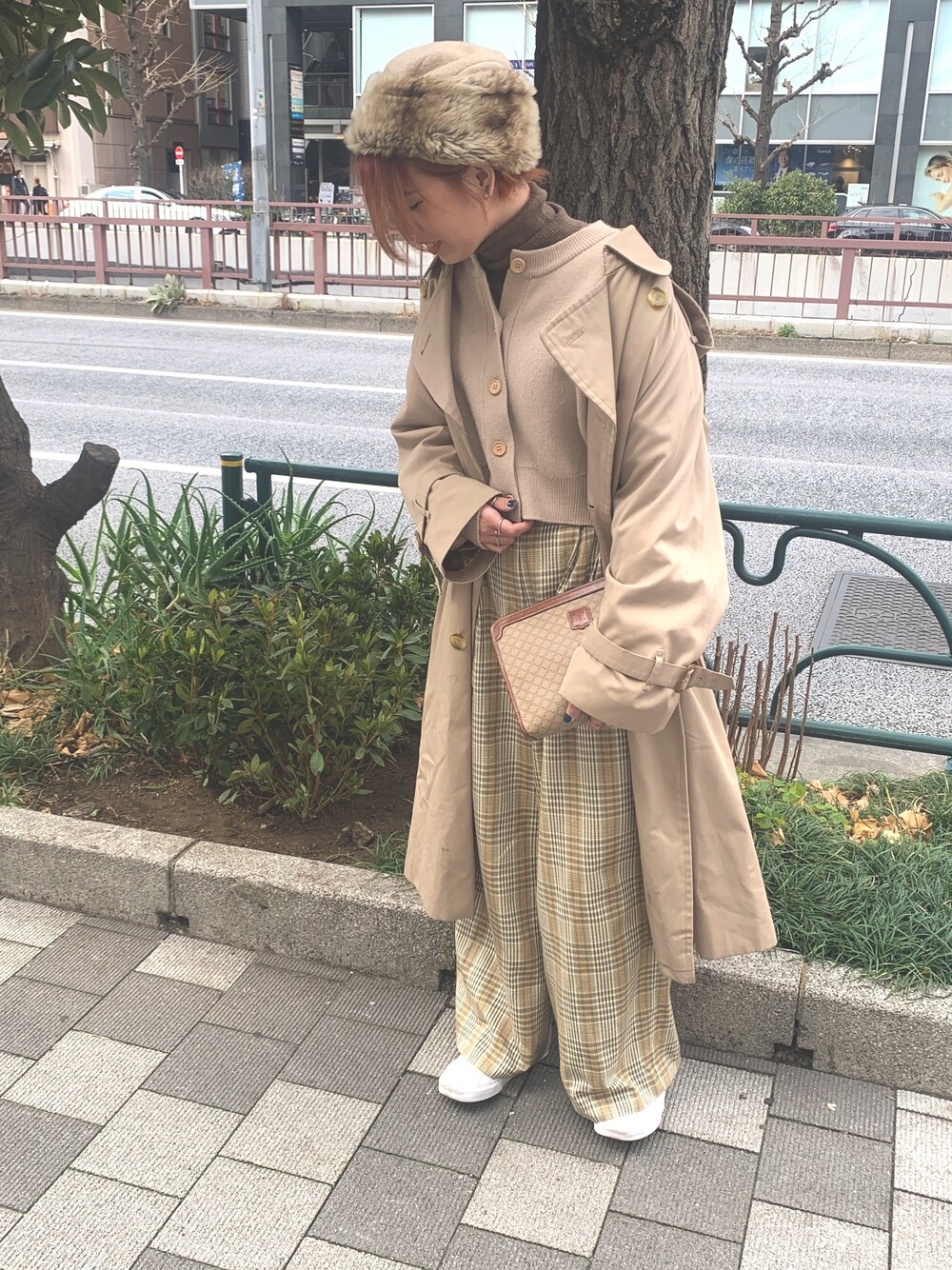 「ブラウン色に染まれ、オトナカジュアル、きれいめカジュアル、オトナ女子、ブラウン、ボリューム袖、キレイめ、カジュアル、ニットカーディガン、古着MIX」｜「ANDROIDのアイテム（ニット/セーター、ベージュ系）」を使った、たなか。さん（レディース・161cm）の冬コーディネートの1枚目の写真