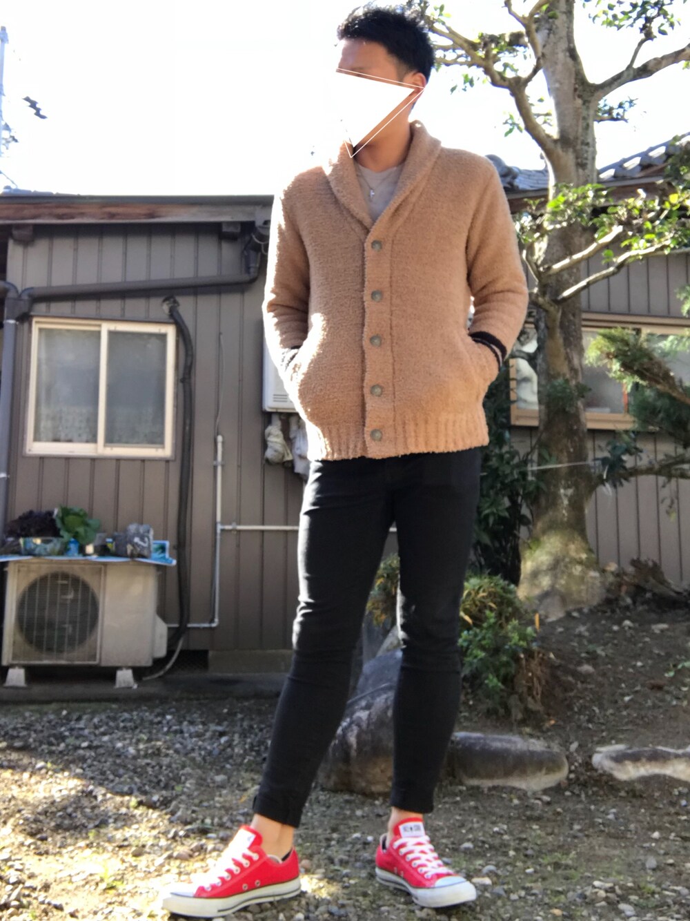 ベージュ系のカーディガン/ボレロ、グレー系のスウェット、ブラック系のその他パンツを着用したメンズの冬コーディネートの1枚目の写真