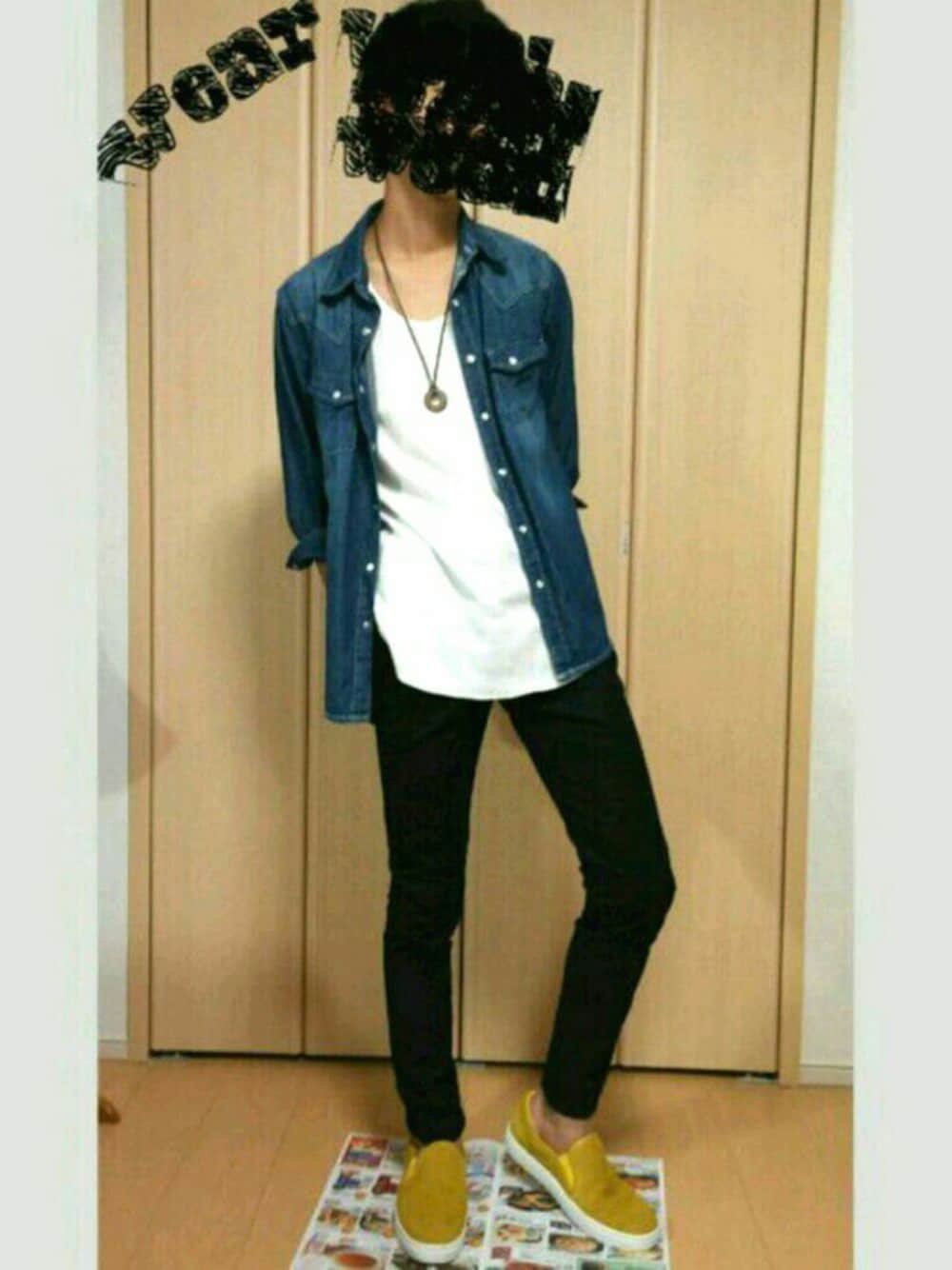 ブラック系のその他パンツ、ホワイト系のタンクトップ、イエロー系のスリッポンを着用したメンズの夏コーディネートの1枚目の写真