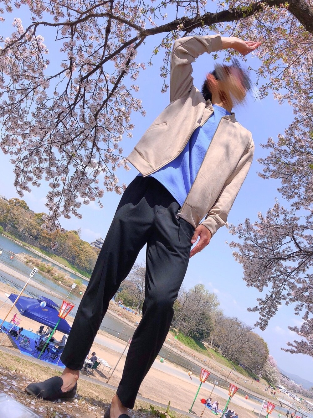 ベージュ系のブルゾン、ブルー系のTシャツ/カットソー、ブラック系のスラックスを着用したメンズの春コーディネートの1枚目の写真