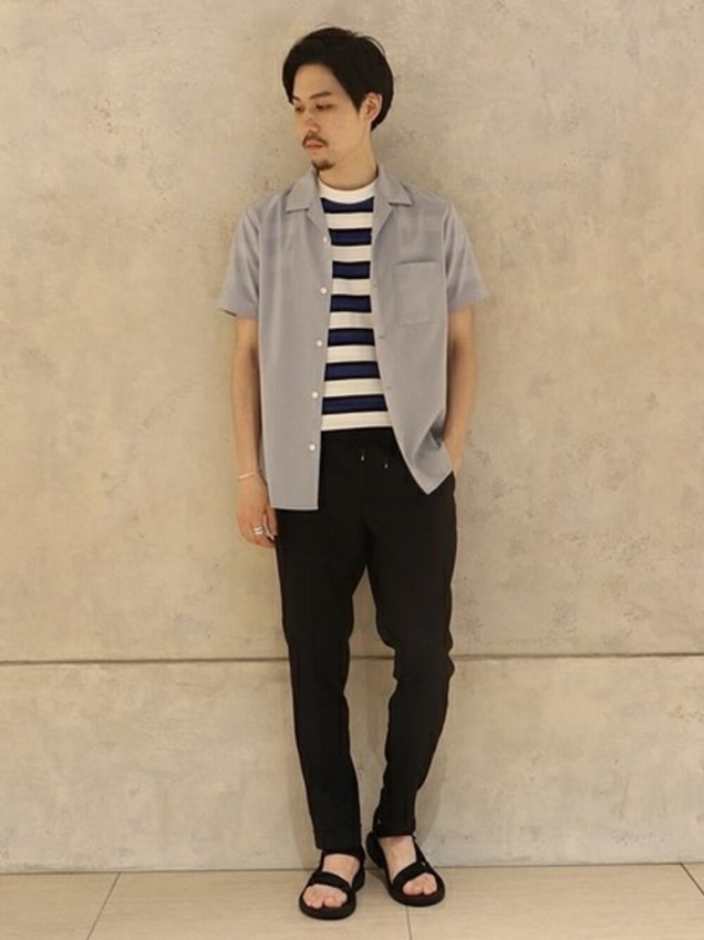 ブルー系のシャツ/ブラウス、ホワイト系のTシャツ/カットソー、ブラック系のその他パンツを着用したメンズの夏コーディネートの1枚目の写真