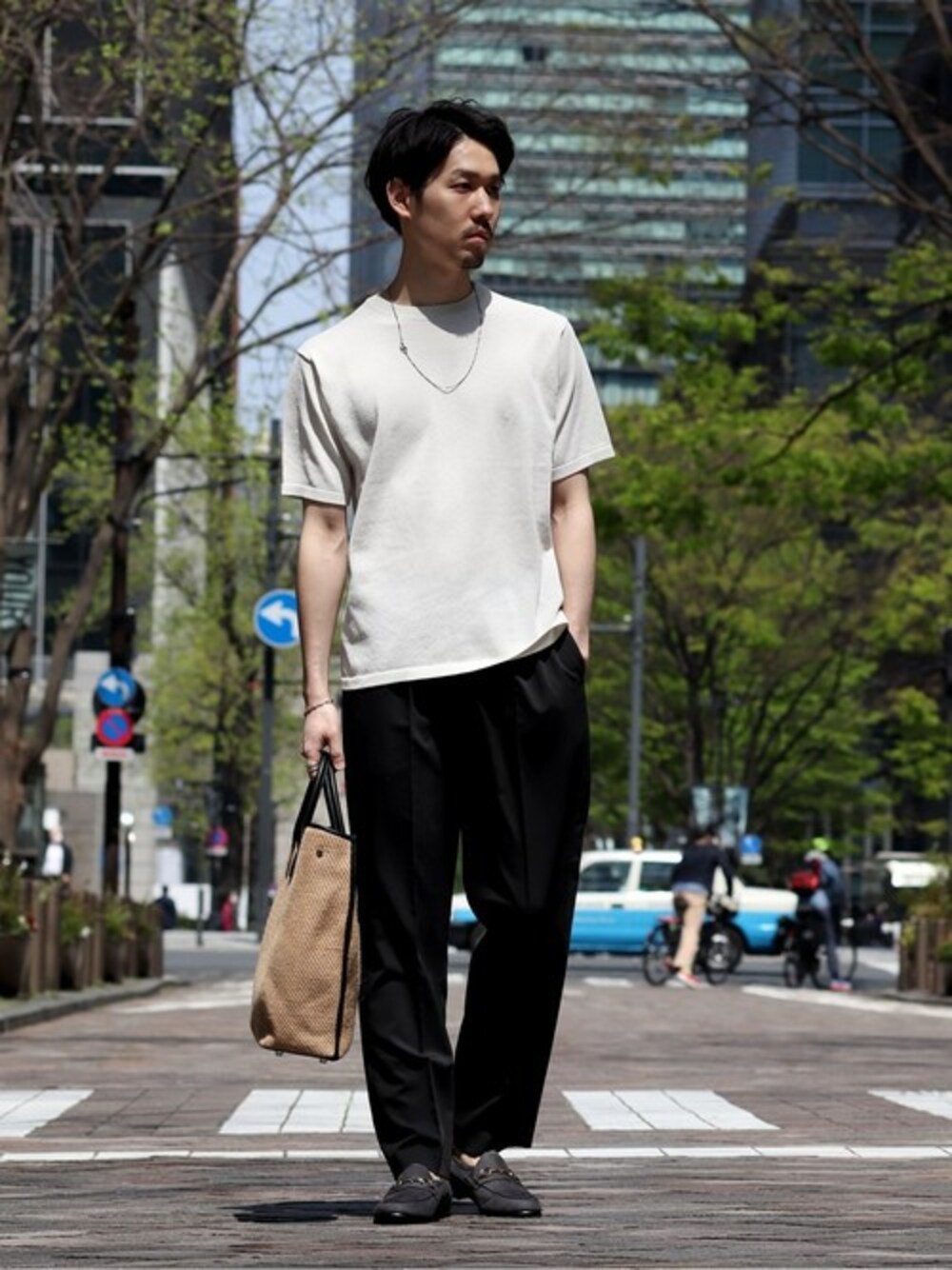 ブラック系のその他パンツ、グレー系のスリッポン、ベージュ系のショルダーバッグを着用したメンズの春コーディネートの1枚目の写真