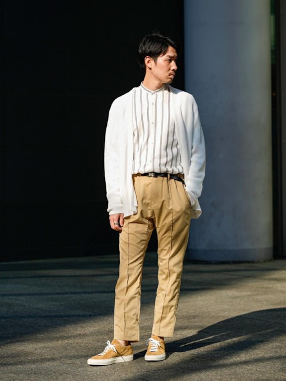 ホワイト系のカーディガン/ボレロ、ホワイト系のシャツ/ブラウス、ベージュ系のその他パンツを着用したメンズの春コーディネートの1枚目の写真