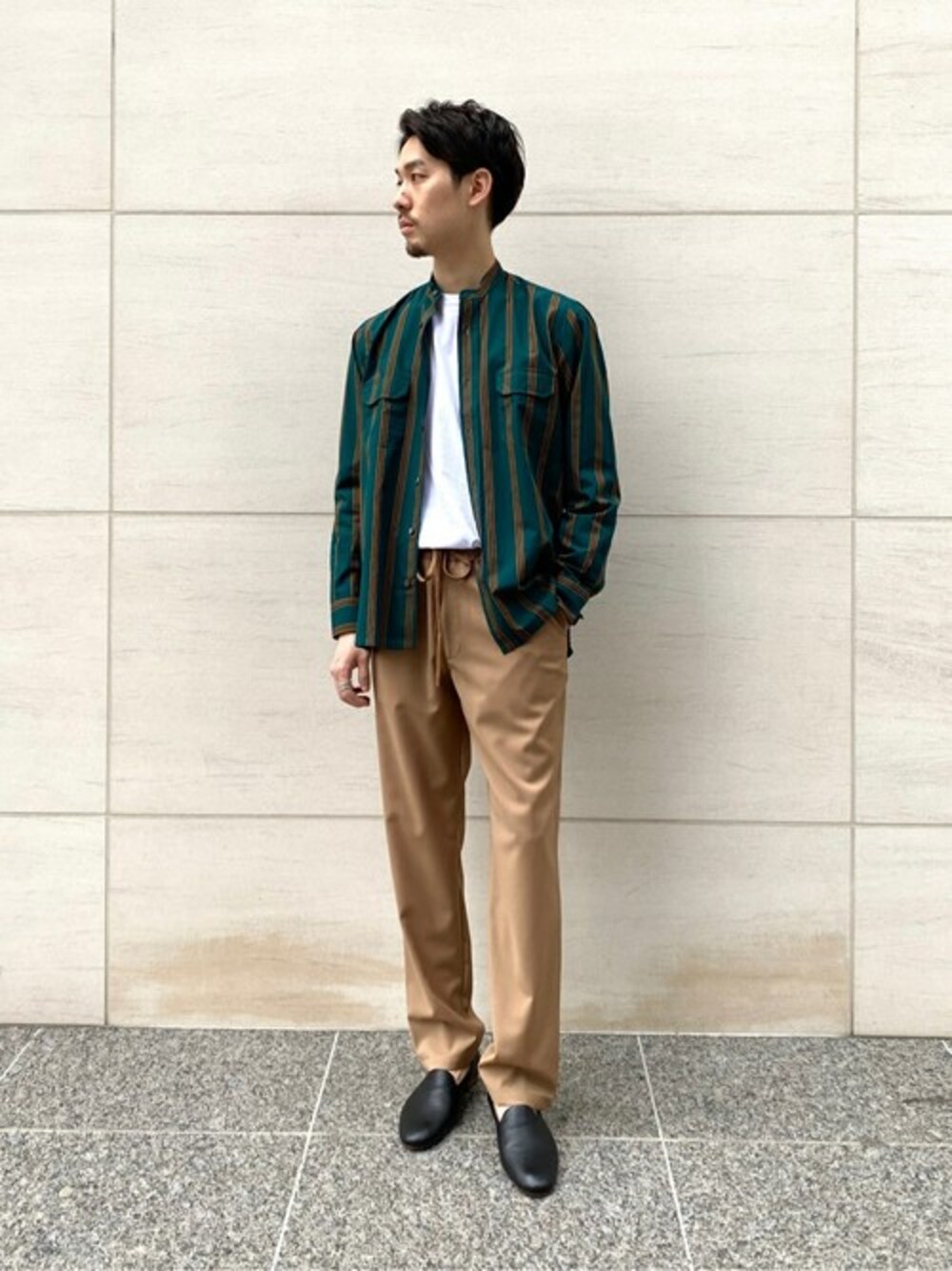 ブルー系のシャツ/ブラウス、ホワイト系のTシャツ/カットソー、ベージュ系のその他パンツを着用したメンズの春コーディネートの1枚目の写真