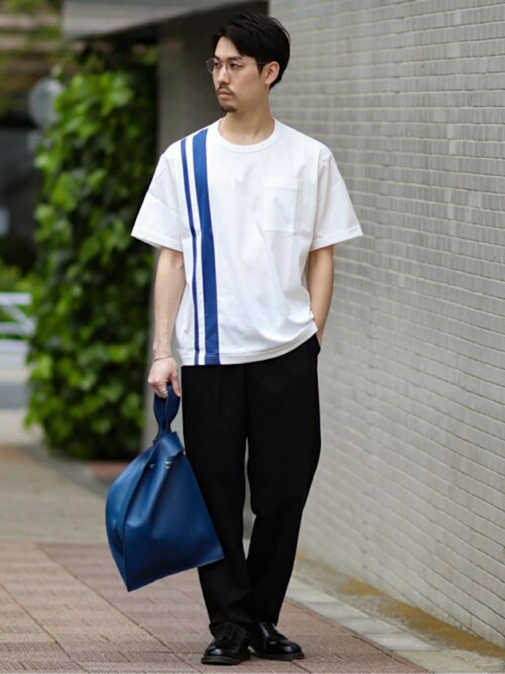ブラック系のその他パンツ、ブルー系のハンドバッグ、ブラック系のその他シューズを着用したメンズの春コーディネートの1枚目の写真