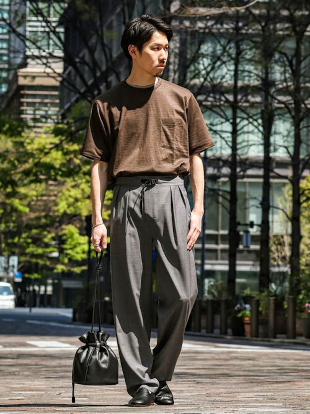ブラウン系のTシャツ/カットソー、グレー系のその他パンツ、ブラック系のその他シューズを着用したメンズの春コーディネートの1枚目の写真