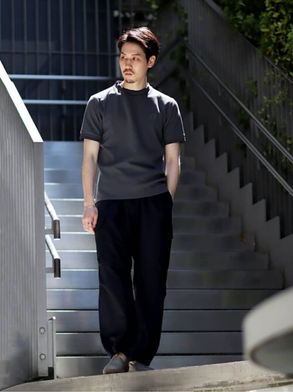 グレー系のTシャツ/カットソー、ブルー系のその他パンツを着用したメンズの春コーディネートの1枚目の写真