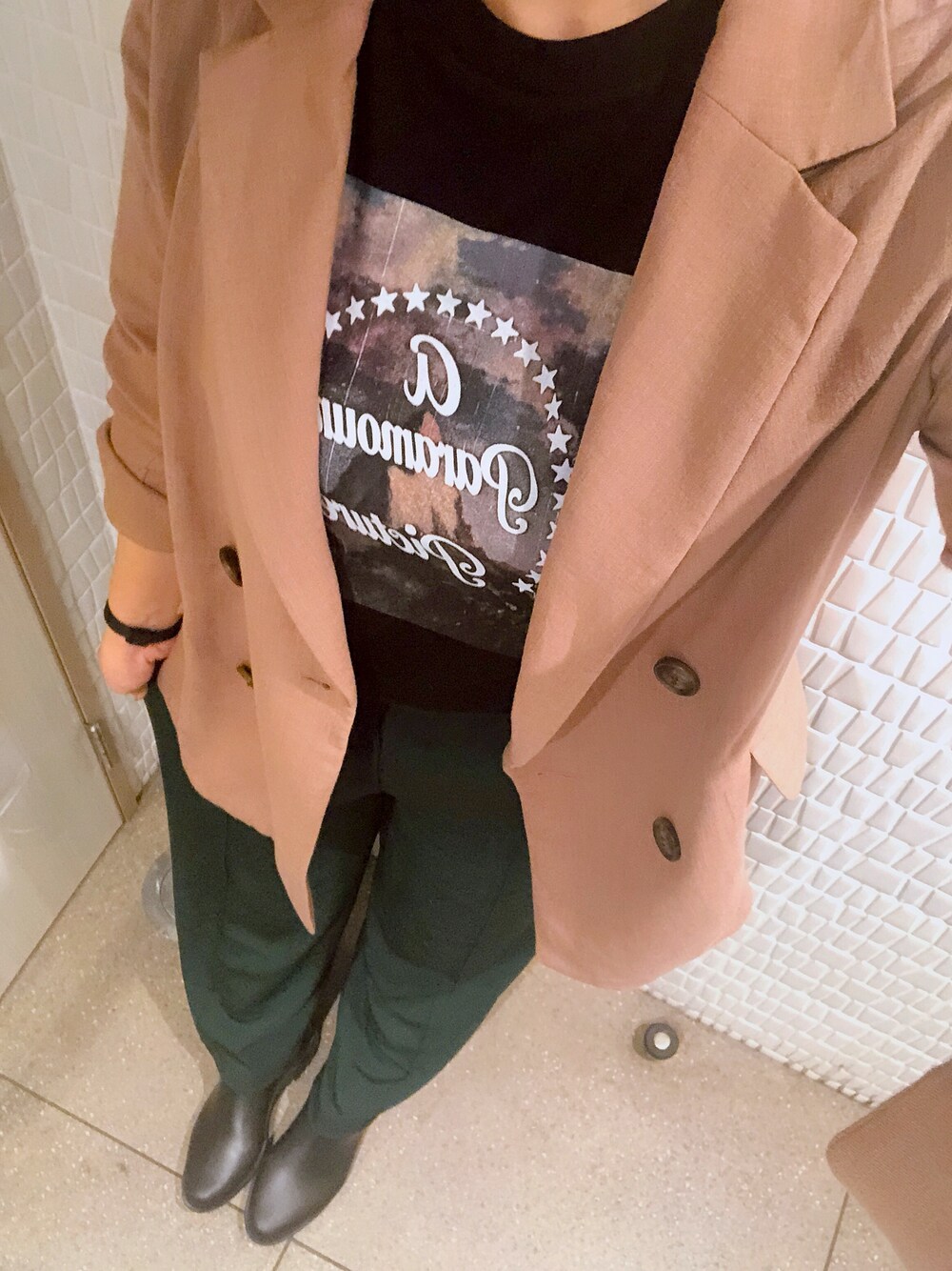 「映画Tシャツ、ドレープパンツ、ジャケットスタイル」｜「GUのアイテム（Tシャツ/カットソー、ブラック系）」を使った、saさん（レディース・163cm）の夏コーディネートの1枚目の写真