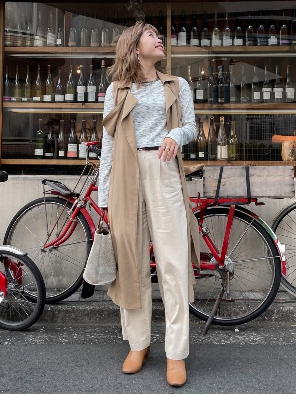 ホワイト系のその他パンツ、グリーン系のTシャツ/カットソー、ベージュ系のブーツを着用したレディースの春コーディネートの1枚目の写真