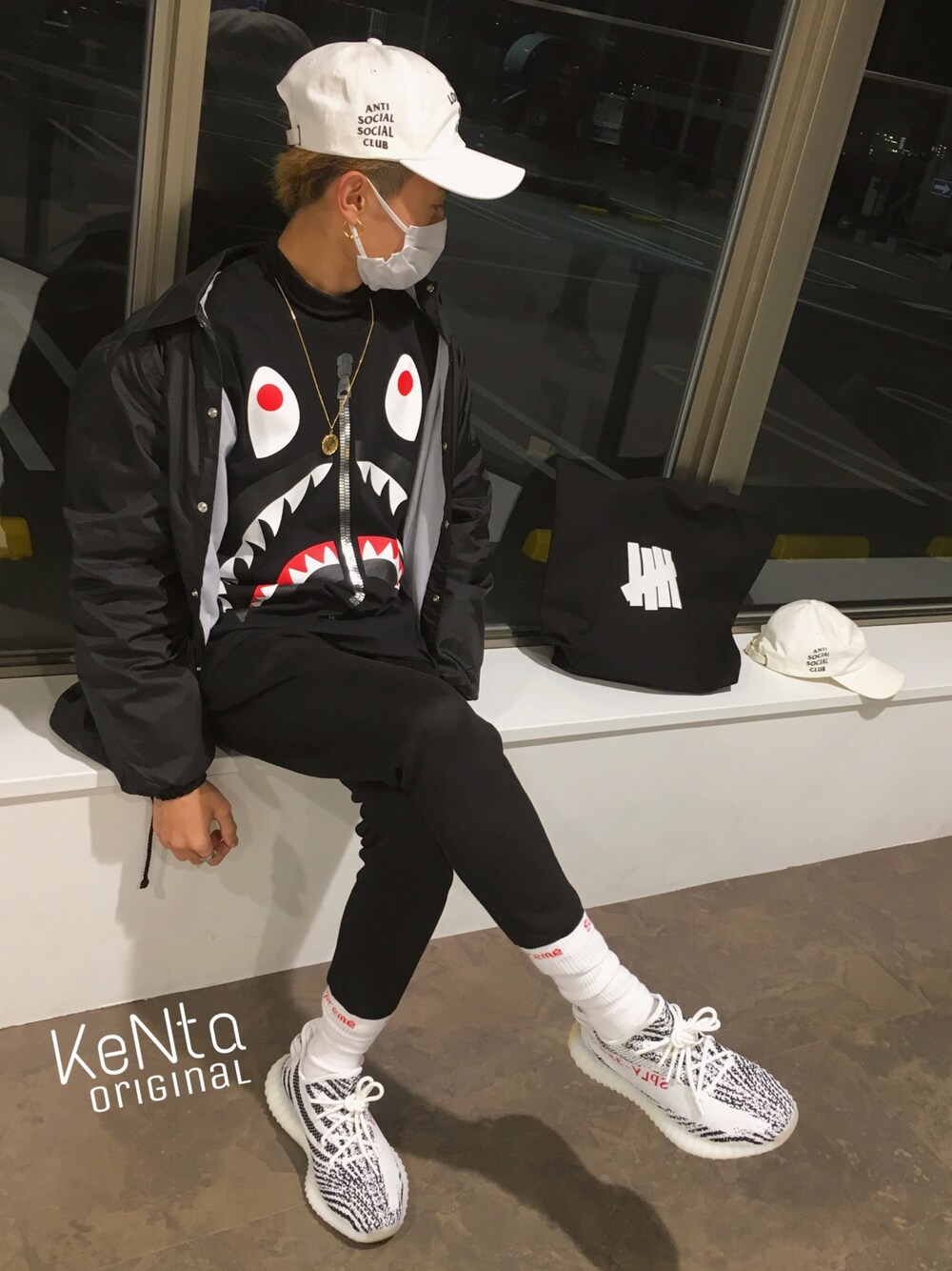 「黒、コーチジャケット、コムデギャルソン、yeezy、adidas、ストリート、おしゃれさんと繋がりたい、Bape、undefeated、antisocialsocialclub」｜「UNDEFEATED のUNDEFEATED 5 STRIKES TOTE MEDIUM（トートバッグ、ブラック系）」を使った、HRK@さん（メンズ・170cm）の冬コーディネートの1枚目の写真