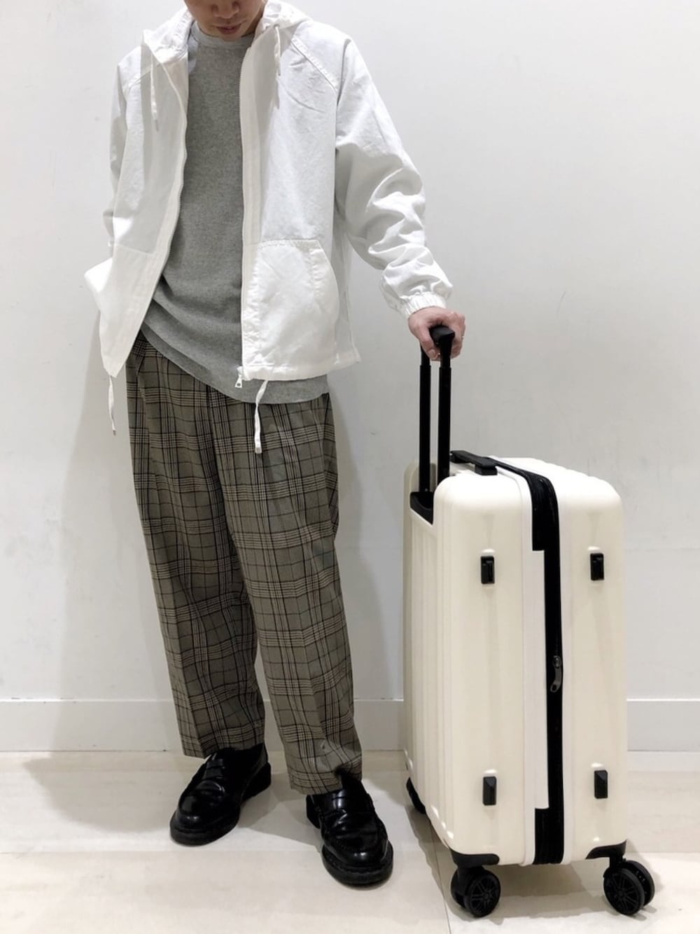 「ベージュ、キャリーケース、休日スタイル、旅行、春コーデ、オトナカジュアル」｜「GLOBAL WORKのドライワッフルＴ/864446（Tシャツ/カットソー、グレー系）」を使った、sooushiさん（メンズ・165cm）の冬コーディネートの1枚目の写真