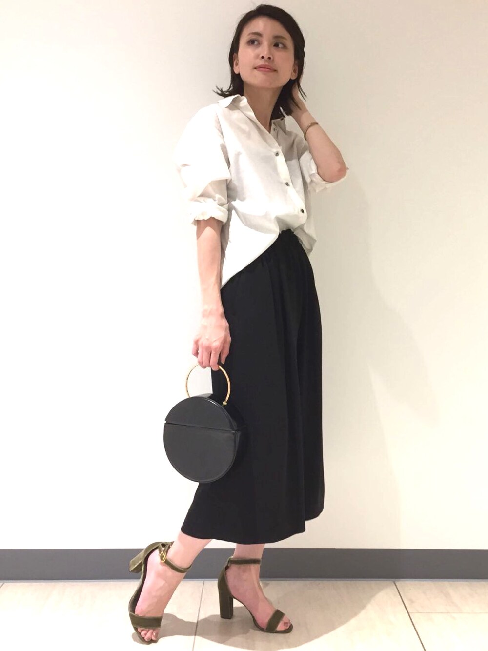 「モノトーン、シンプルコーデ、シャツスタイル、リラックススタイル、白シャツ、ガウチョ、サンダル、ラウンドバッグ、ガリャルダガランテ」｜「GALLARDAGALANTEのウォッシュベーシックシャツ（シャツ/ブラウス、ホワイト系）」を使った、GALLARDAGALANTEさん（レディース・161cm）の夏コーディネートの1枚目の写真