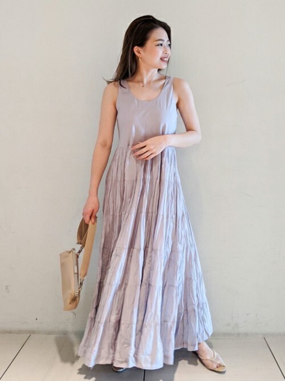 パープル系のワンピースを着用したレディースの夏コーディネートの1枚目の写真