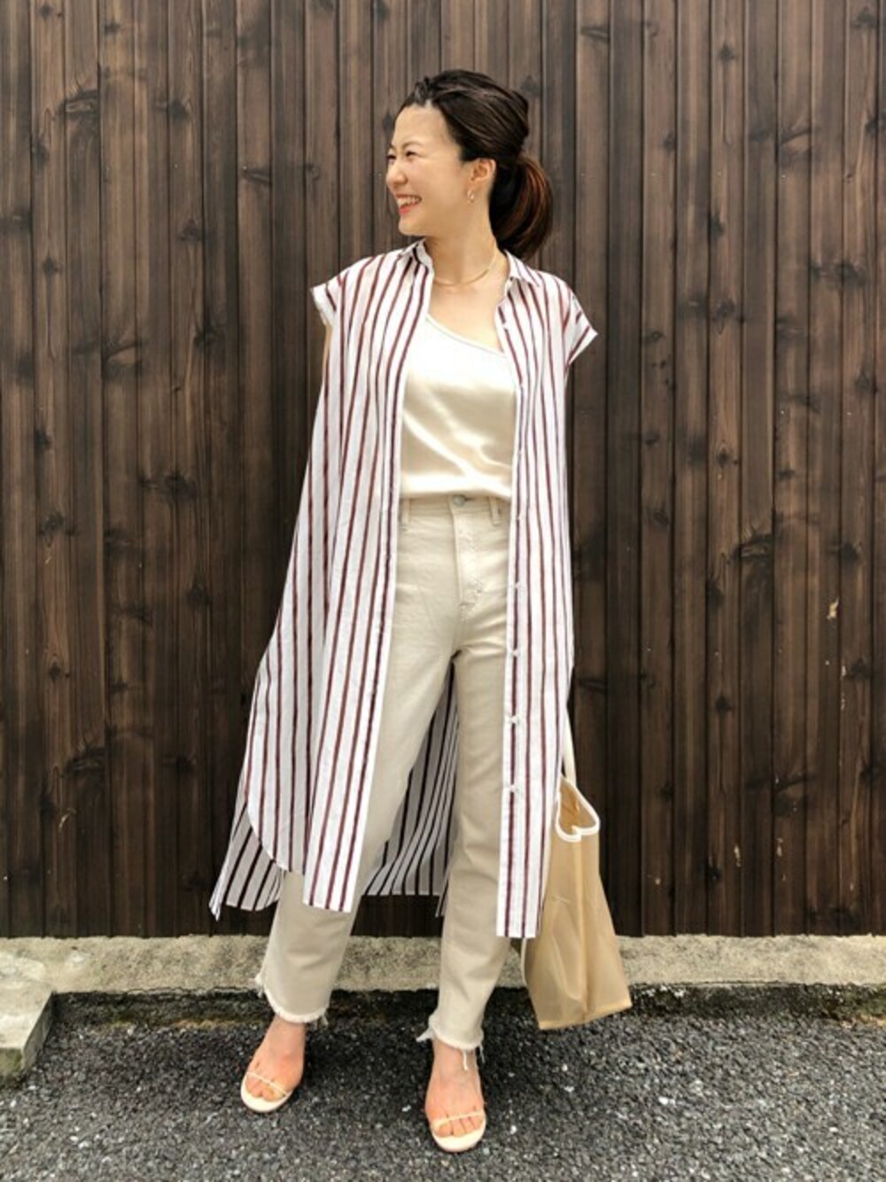 ブラウン系のシャツ/ブラウス、ホワイト系のタンクトップを着用したレディースの夏コーディネートの1枚目の写真