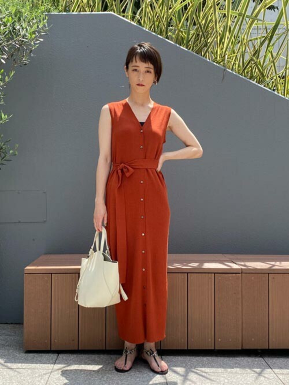 ブラウン系のその他トップスを着用したレディースの夏コーディネートの1枚目の写真