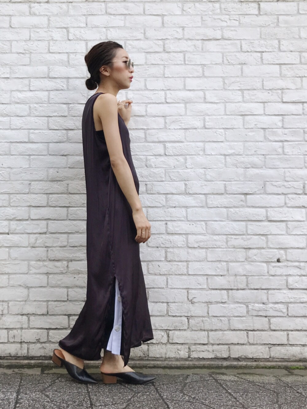 パープル系のワンピースを着用したレディースの夏コーディネートの1枚目の写真