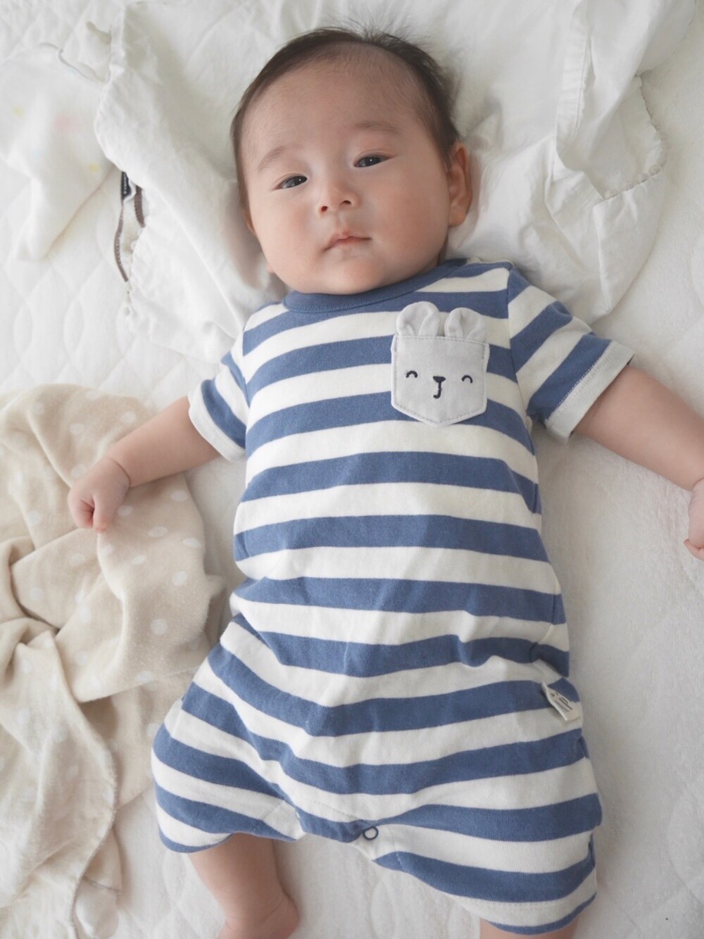 「赤ちゃん、生後1ヶ月、ベビーコーデ」｜「babyGAPのアイテム（ロンパース、ブルー系）」を使った、137さん（キッズ・50cm）の春コーディネートの1枚目の写真