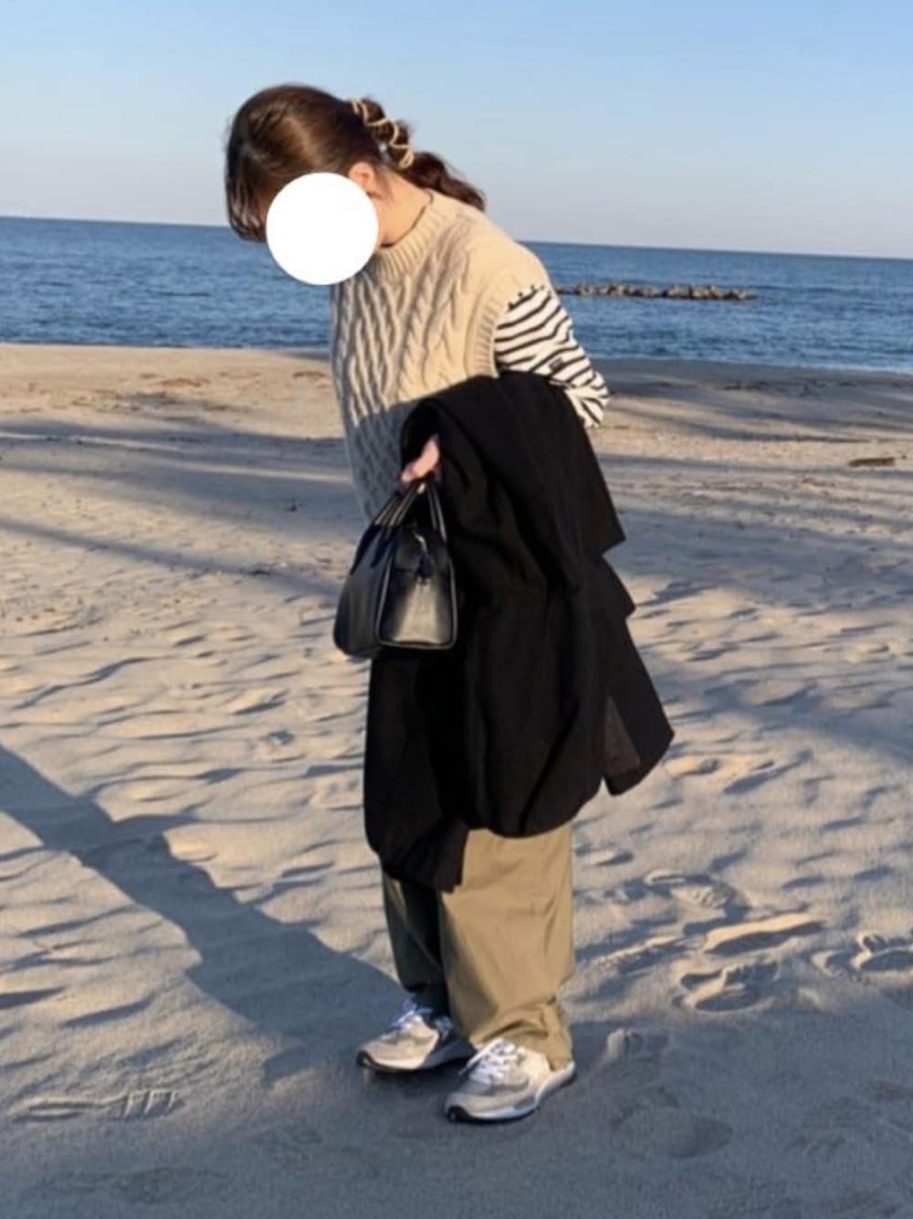 「セントジェームス、バスクシャツ、ニットベスト、カーゴパンツ、ミニボストン、ニューバランス、nb992」｜「SAINT JAMESの【 SAINT JAMES / セントジェームス 】 GUILDO  バスクシャツ　R A 2501・U A 2503（Tシャツ/カットソー、ホワイト系）」を使った、　Ⓜ️さん（レディース・161cm）の冬コーディネートの1枚目の写真